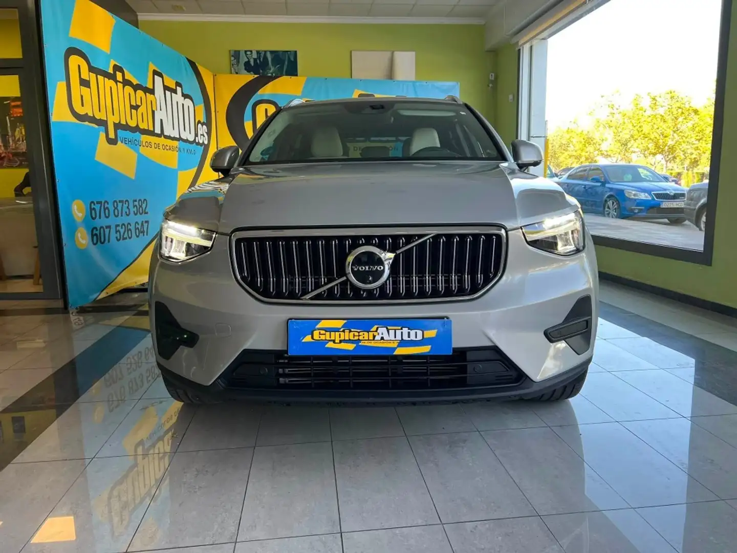 Volvo XC40 T4 Recharge Core Aut. Gris - 2