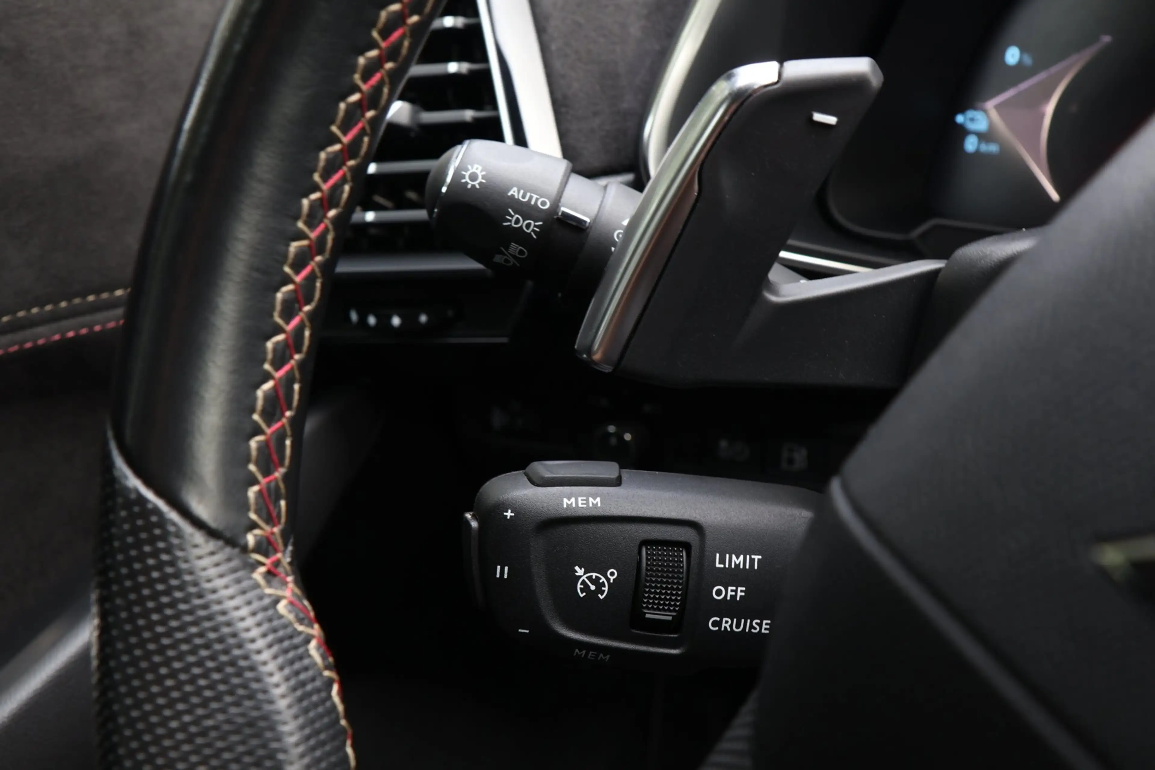 DS Automobiles DS 7 E-Tense 225 Performance Line — photo 12