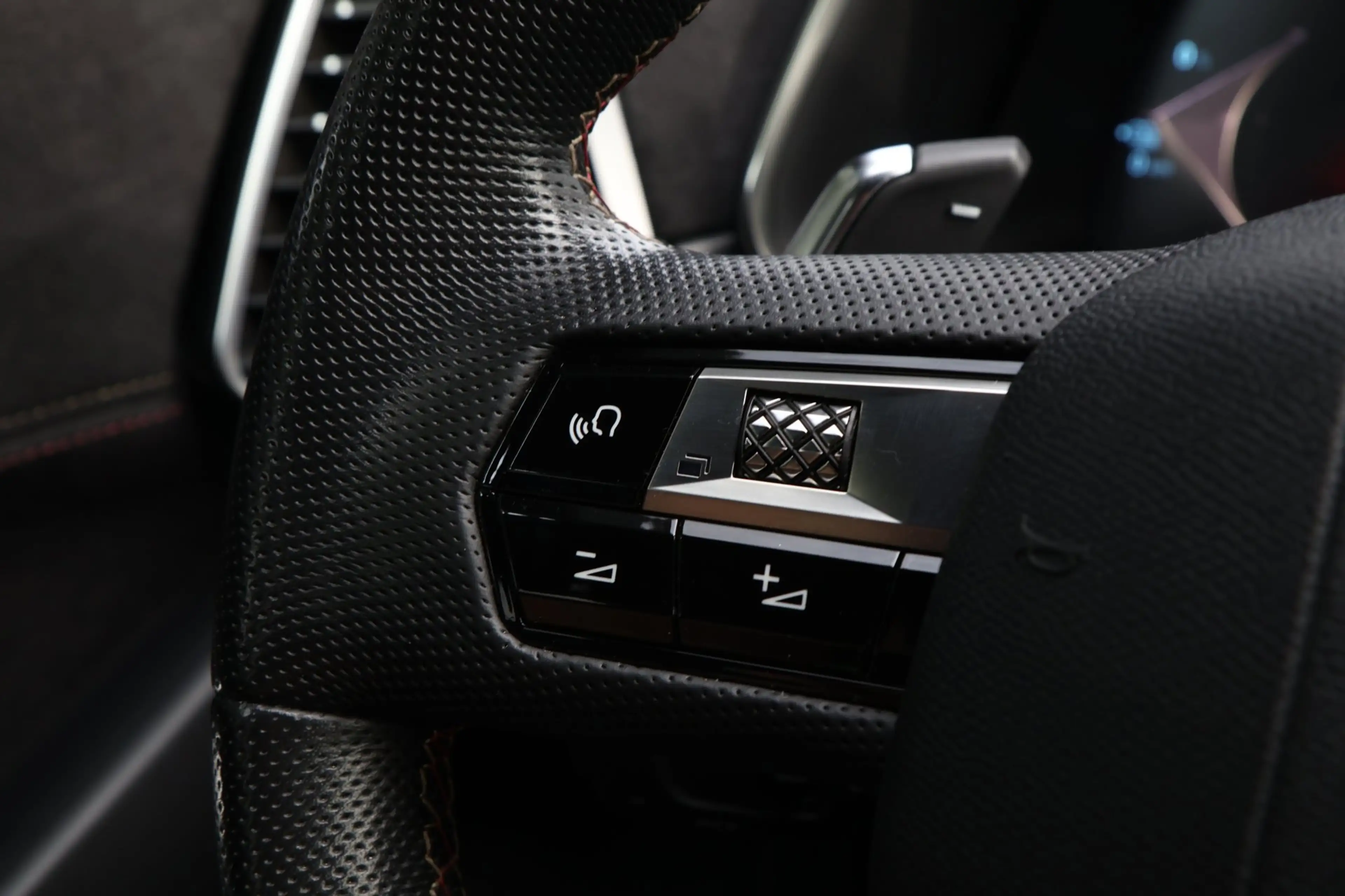 DS Automobiles DS 7 E-Tense 225 Performance Line — photo 10