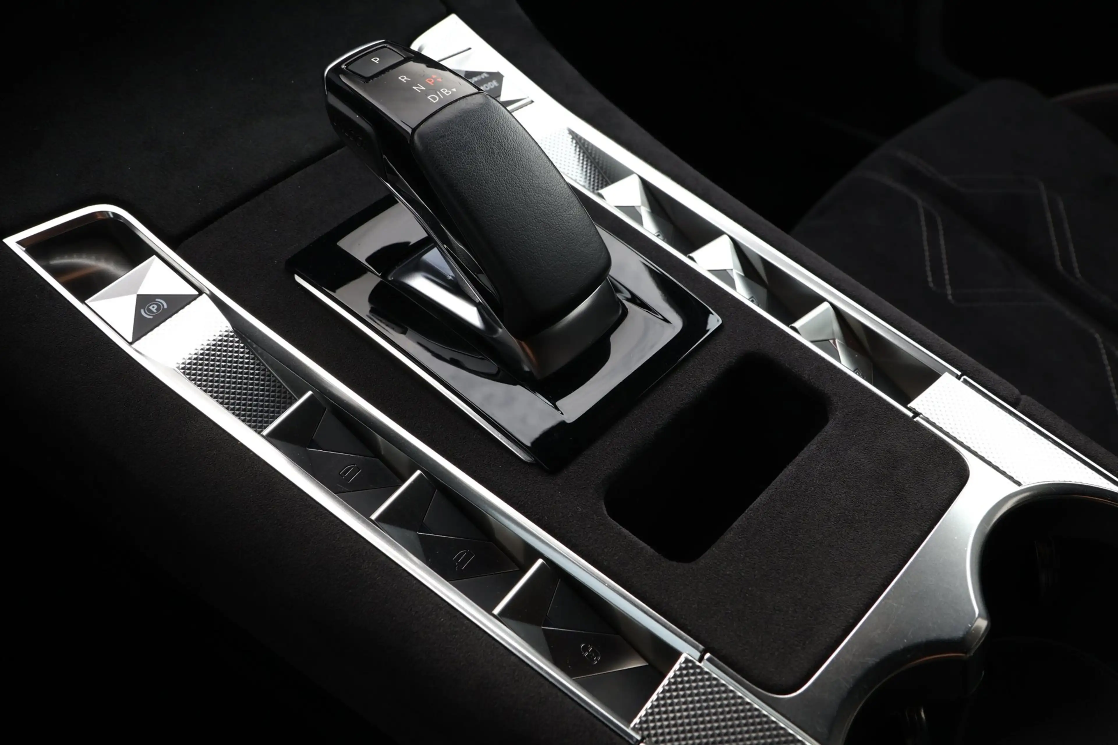 DS Automobiles DS 7 E-Tense 225 Performance Line — photo 15