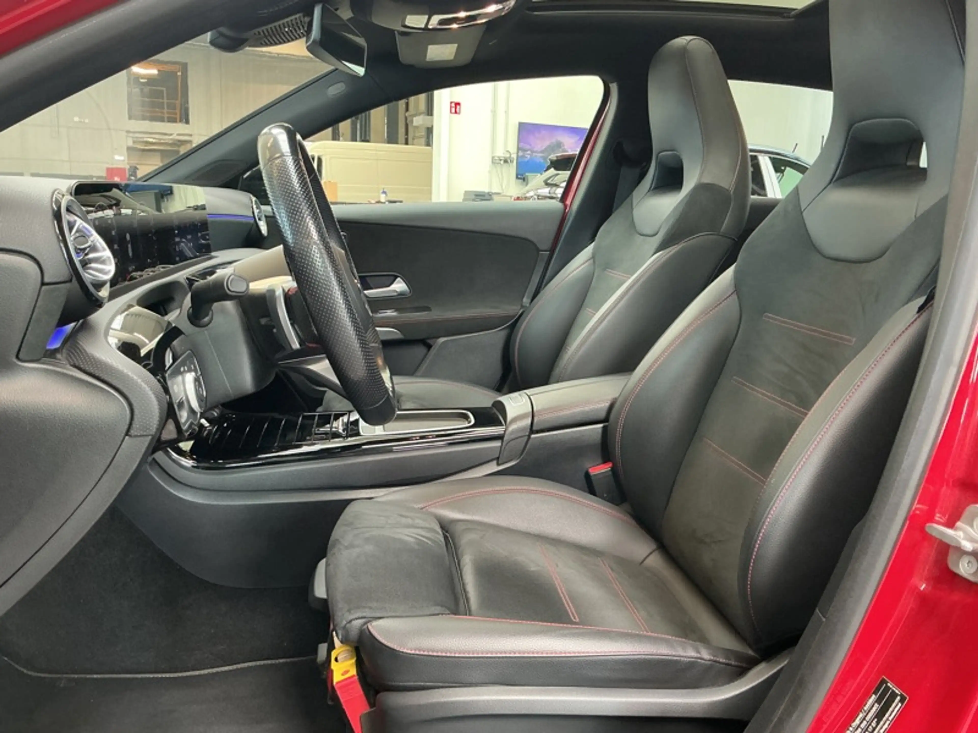 Mercedes-Benz A 250 e AMG Pack Night Toit Pano — photo 11