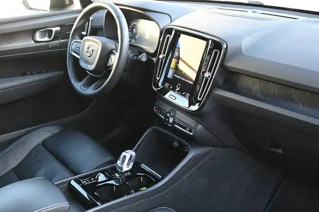 Volvo XC40 view 12