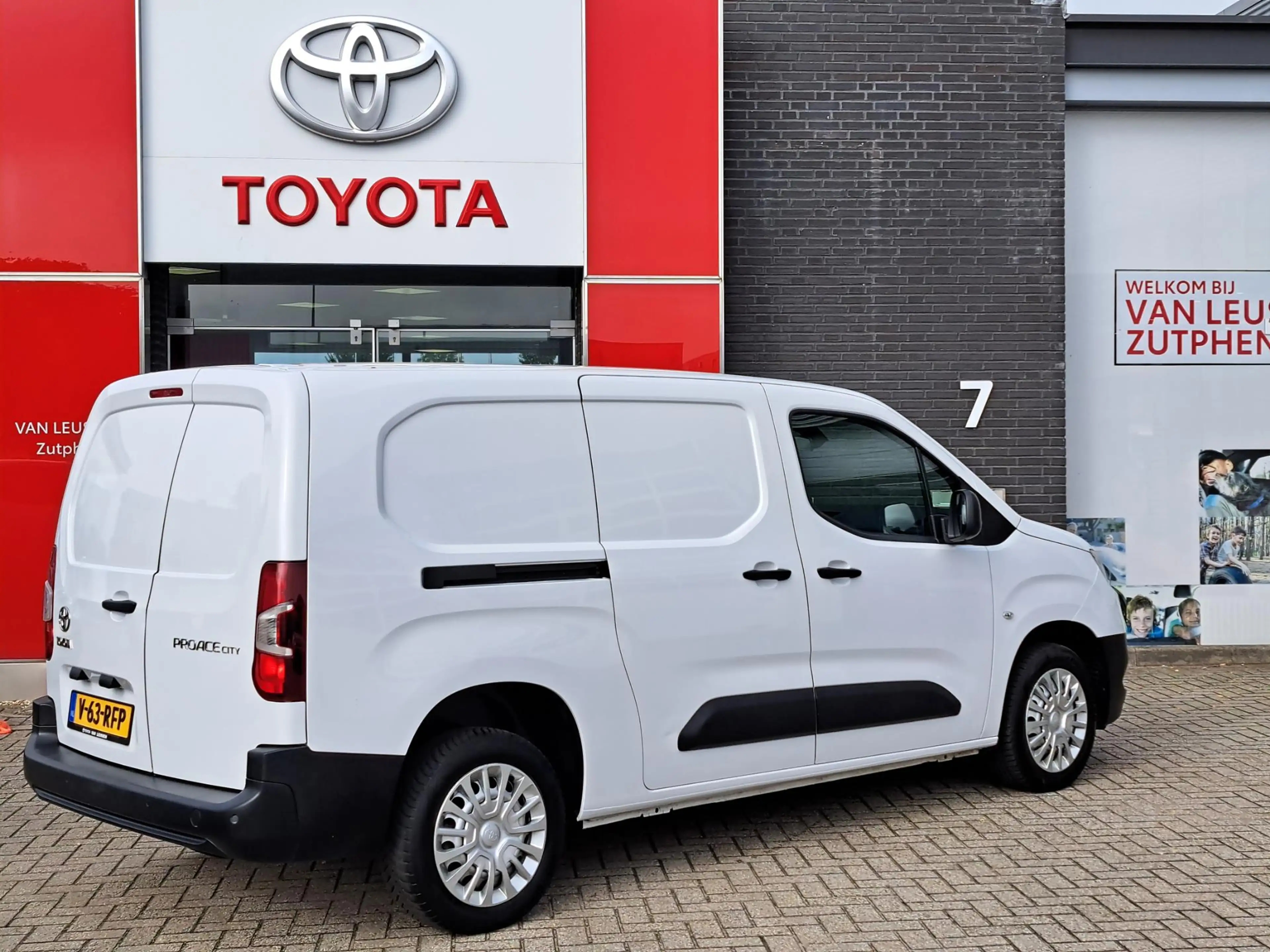 Toyota Proace City 1.5 D-4D COOL L2 3-PERS AIRCO CRUISE BETIMMERD P-S — photo 2