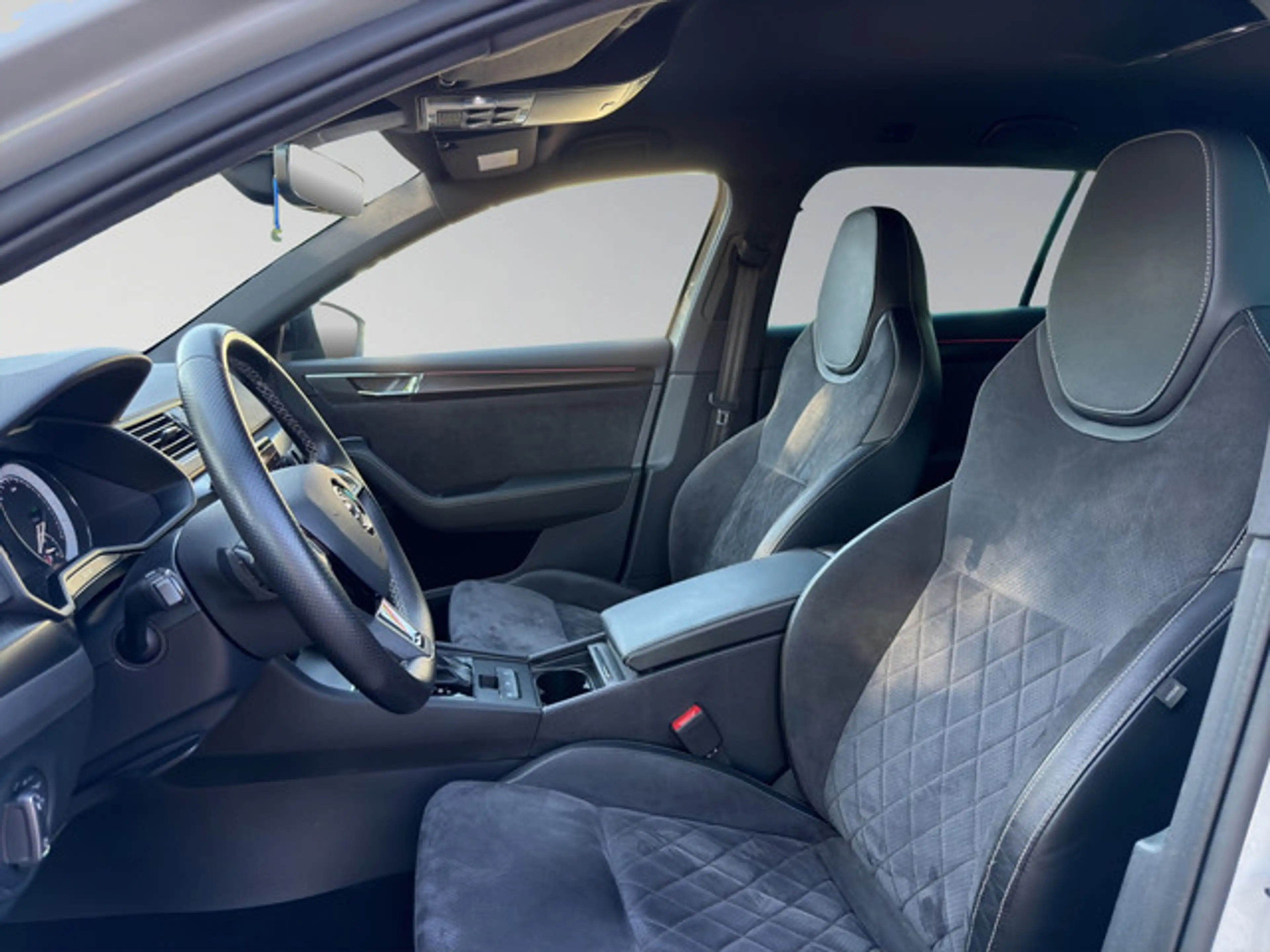 Skoda Superb Combi 2.0 TDI SportLine DSG MATRIX-LED — photo 11