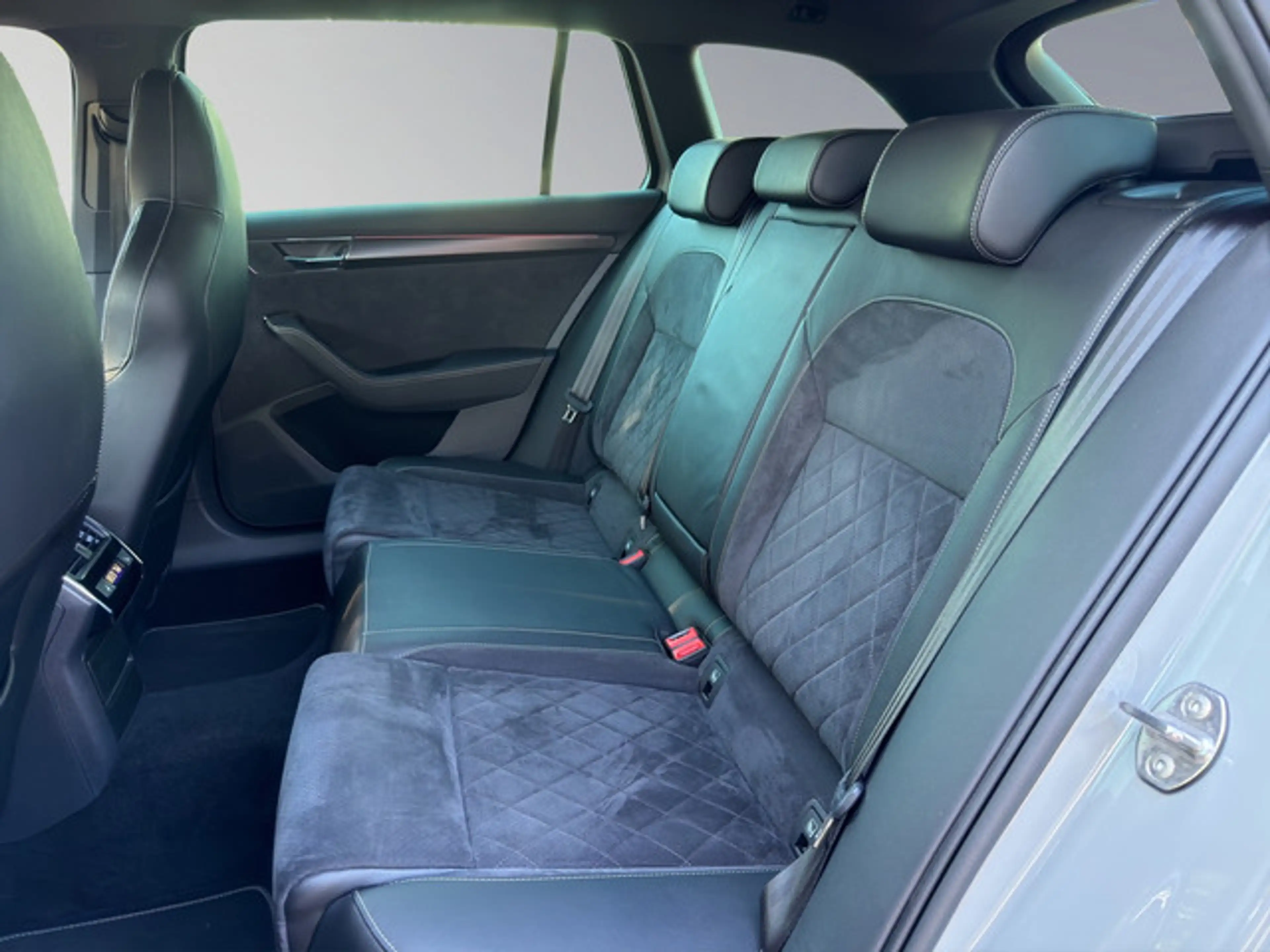 Skoda Superb Combi 2.0 TDI SportLine DSG MATRIX-LED — photo 19