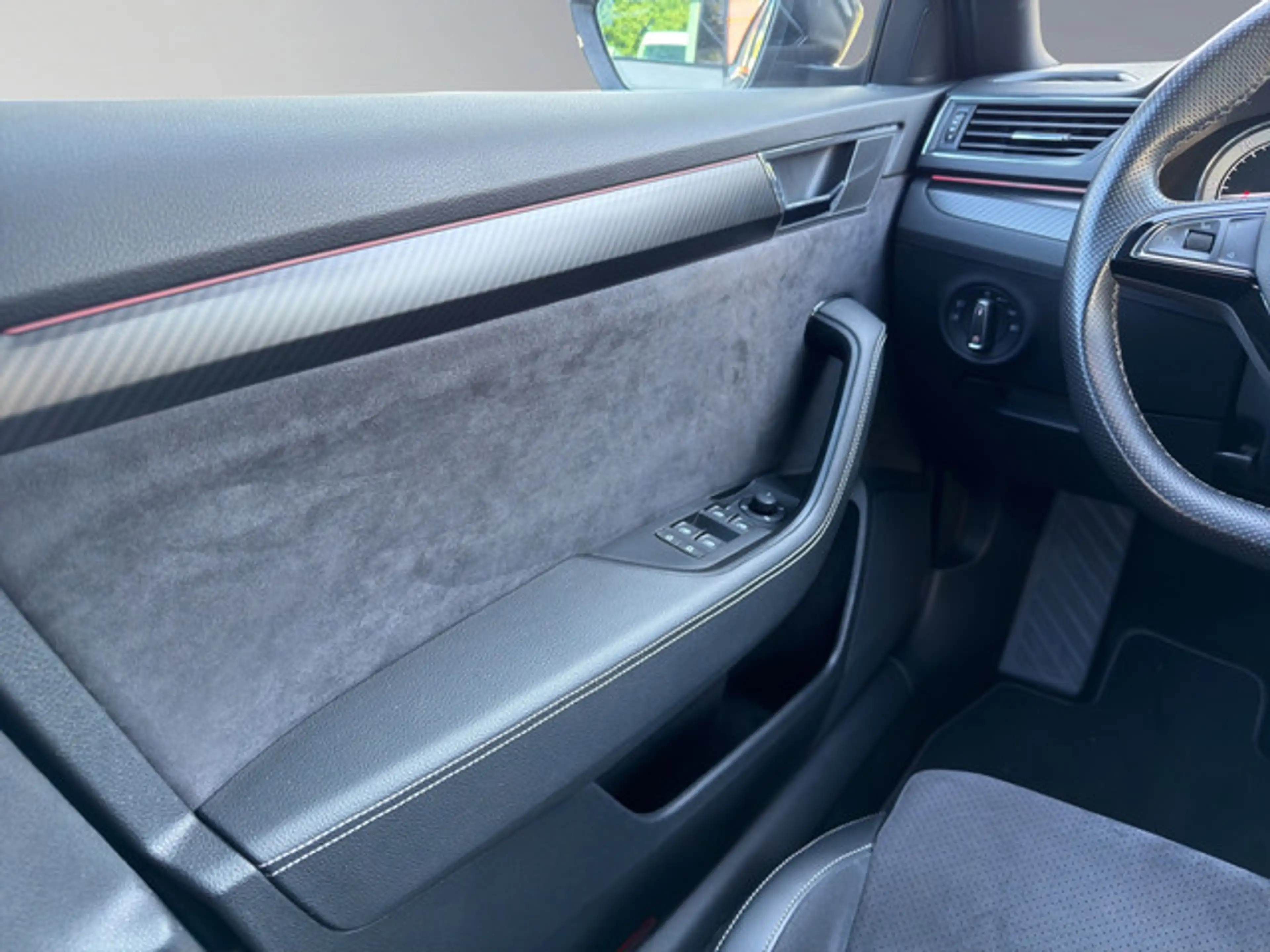 Skoda Superb Combi 2.0 TDI SportLine DSG MATRIX-LED — photo 14