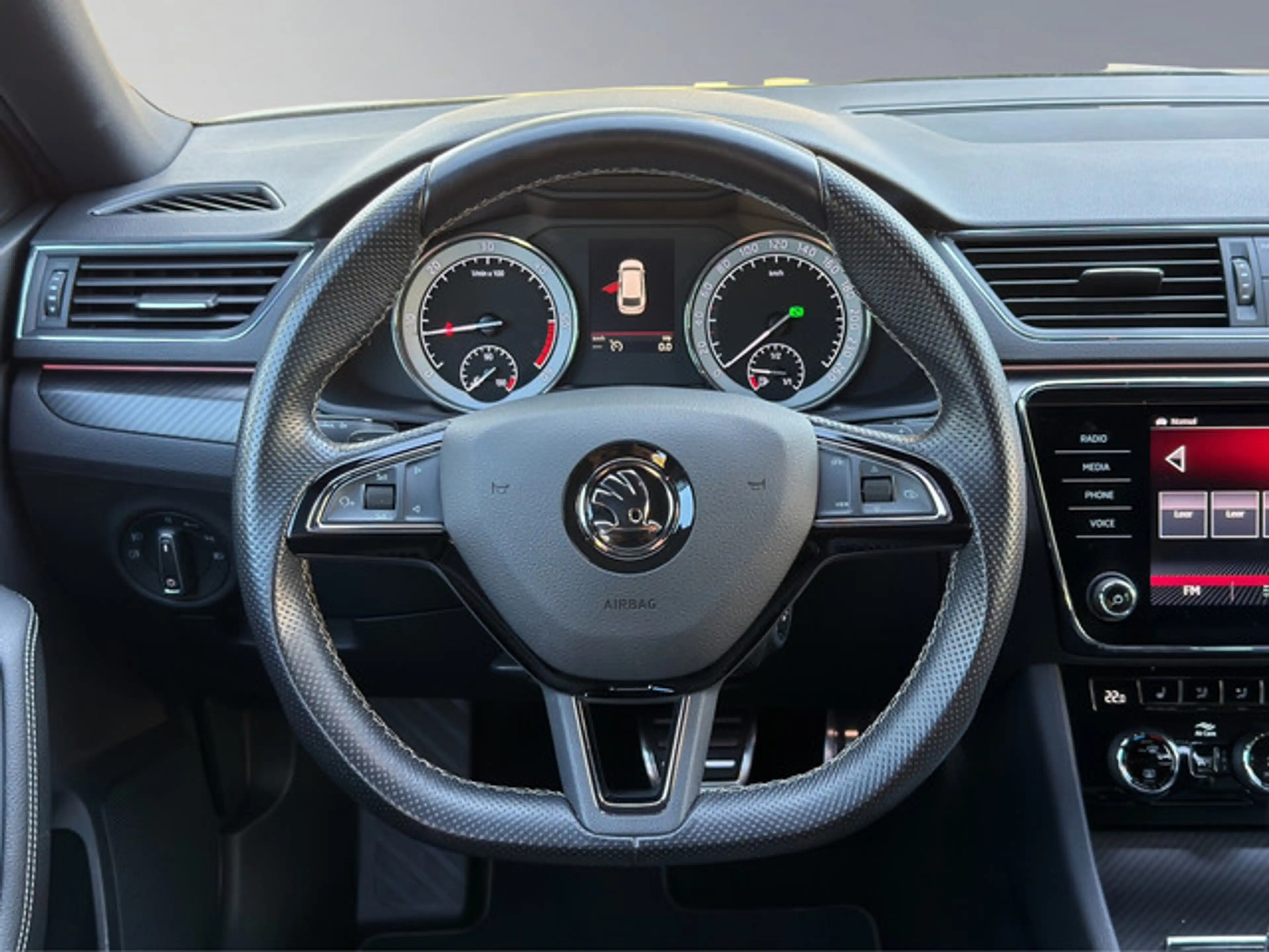 Skoda Superb Combi 2.0 TDI SportLine DSG MATRIX-LED — photo 12