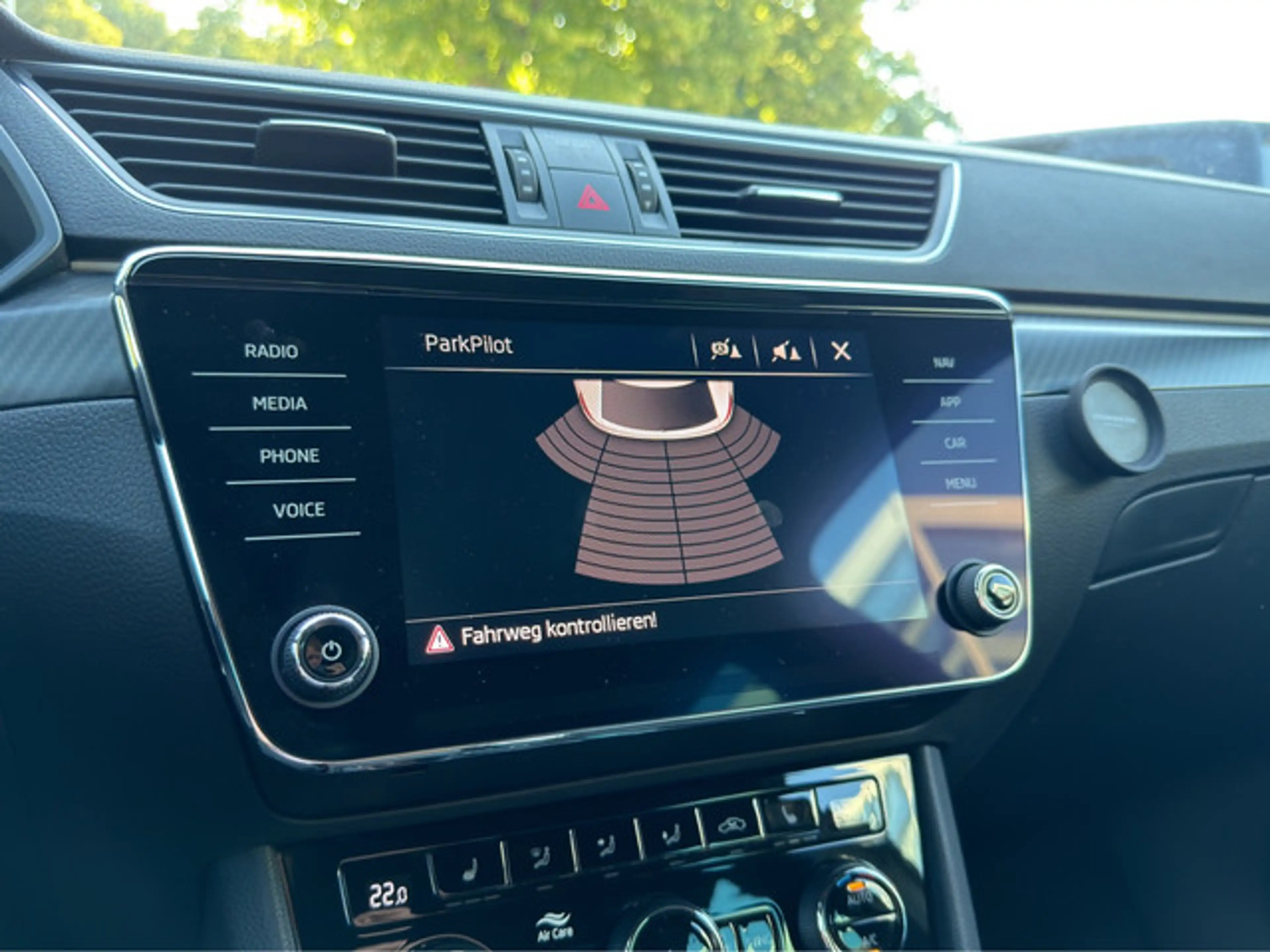 Skoda Superb Combi 2.0 TDI SportLine DSG MATRIX-LED — photo 24