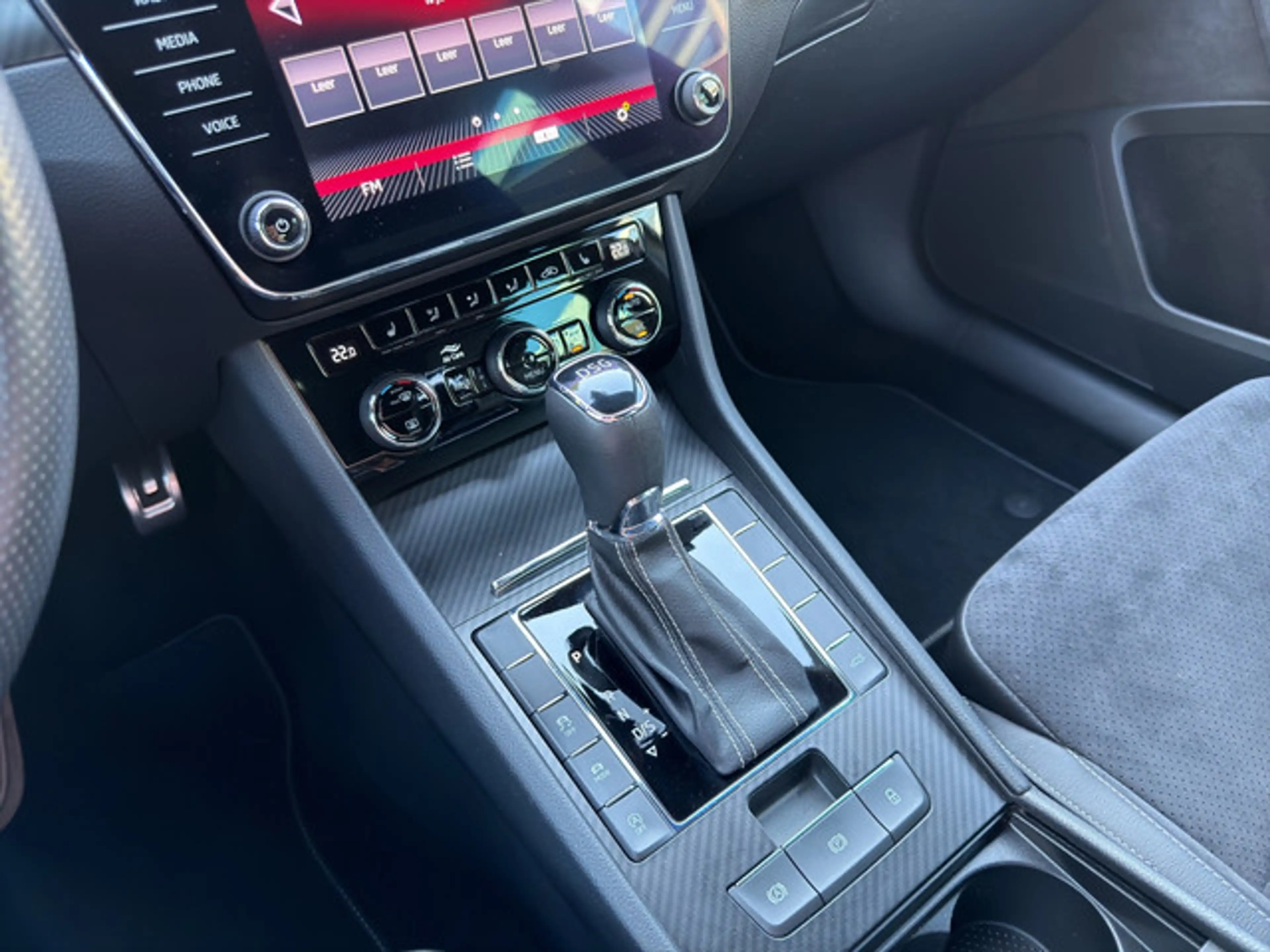 Skoda Superb Combi 2.0 TDI SportLine DSG MATRIX-LED — photo 28