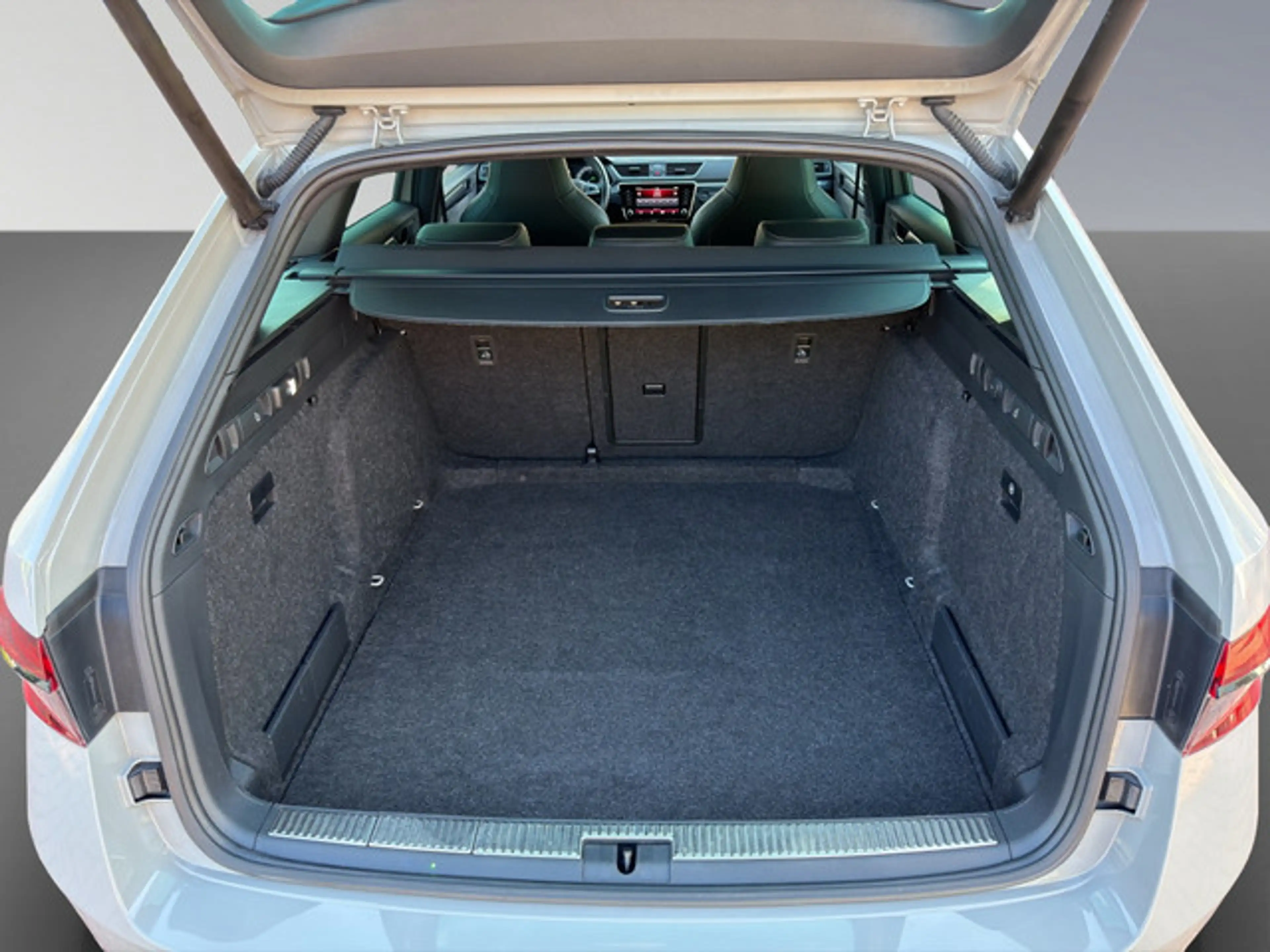 Skoda Superb Combi 2.0 TDI SportLine DSG MATRIX-LED — photo 20