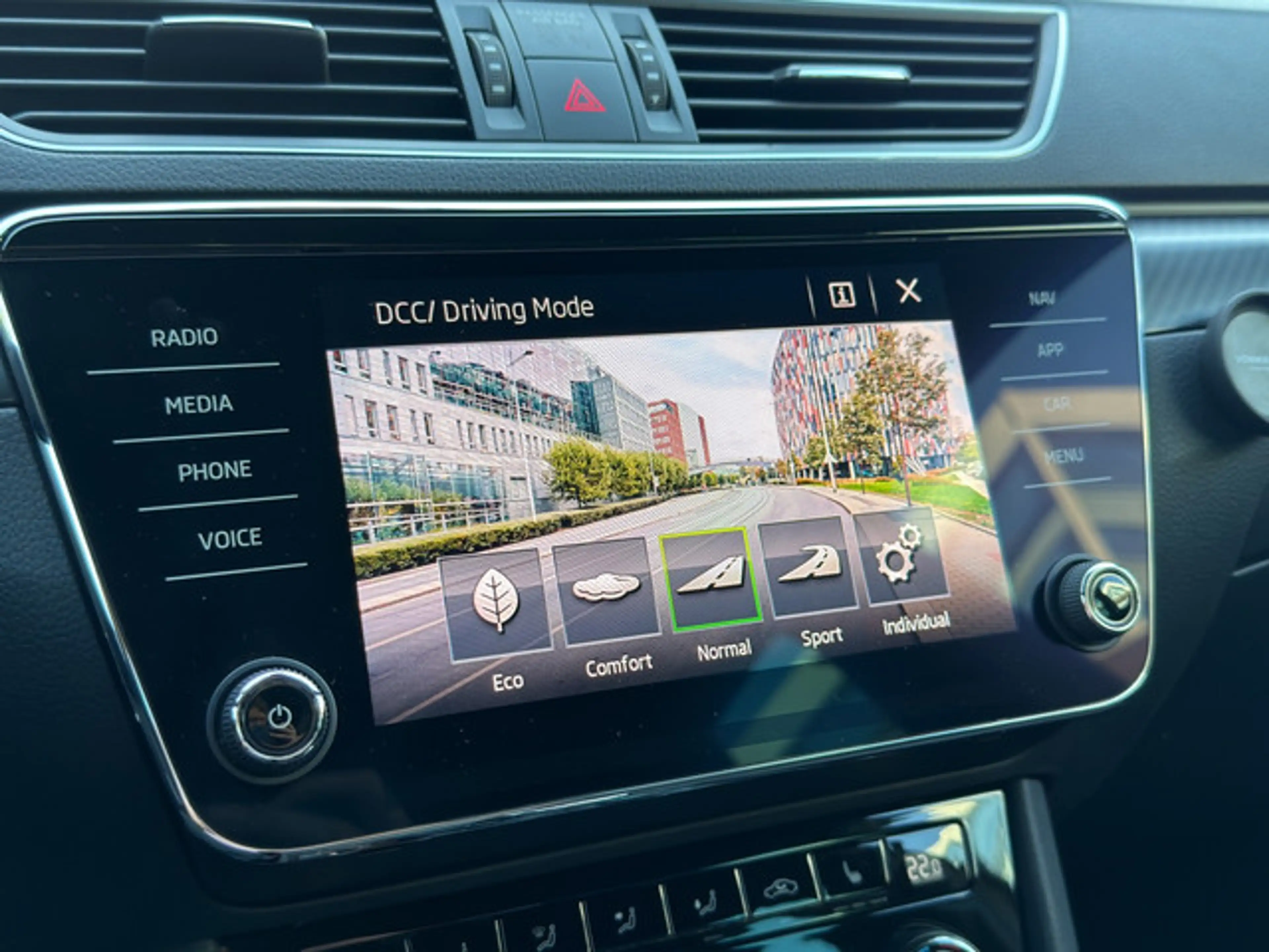 Skoda Superb Combi 2.0 TDI SportLine DSG MATRIX-LED — photo 27