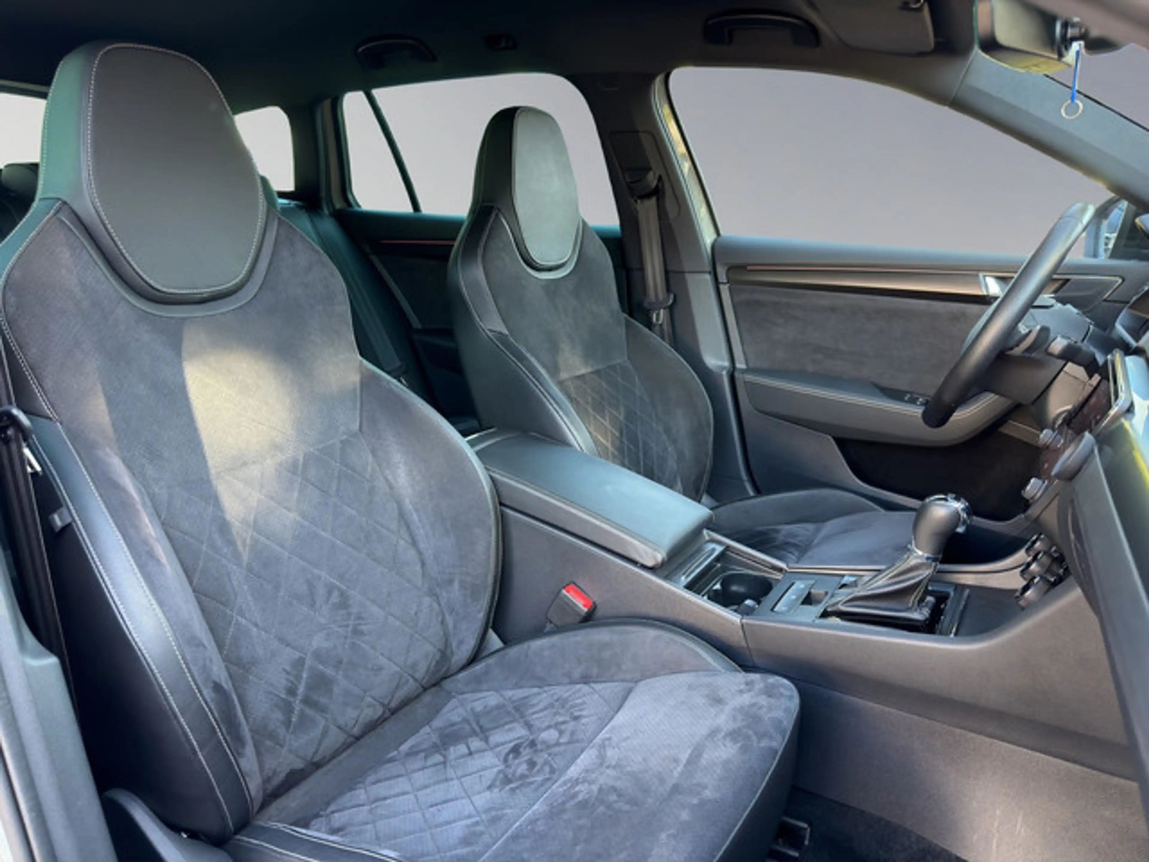 Skoda Superb Combi 2.0 TDI SportLine DSG MATRIX-LED — photo 18