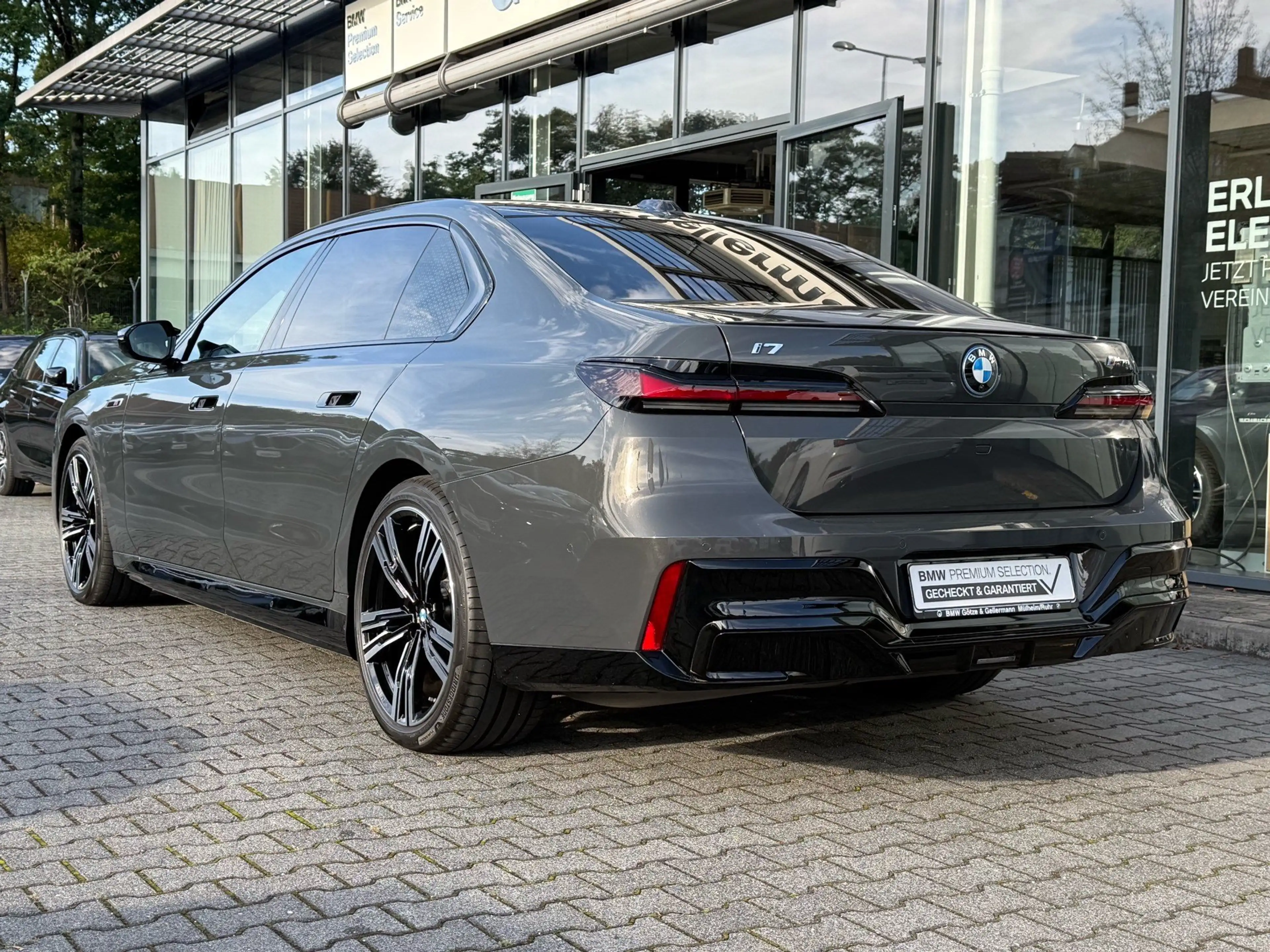 BMW i7 M70 xDrive M Sport //ExecutiveLoungeSeating B&W — photo 4