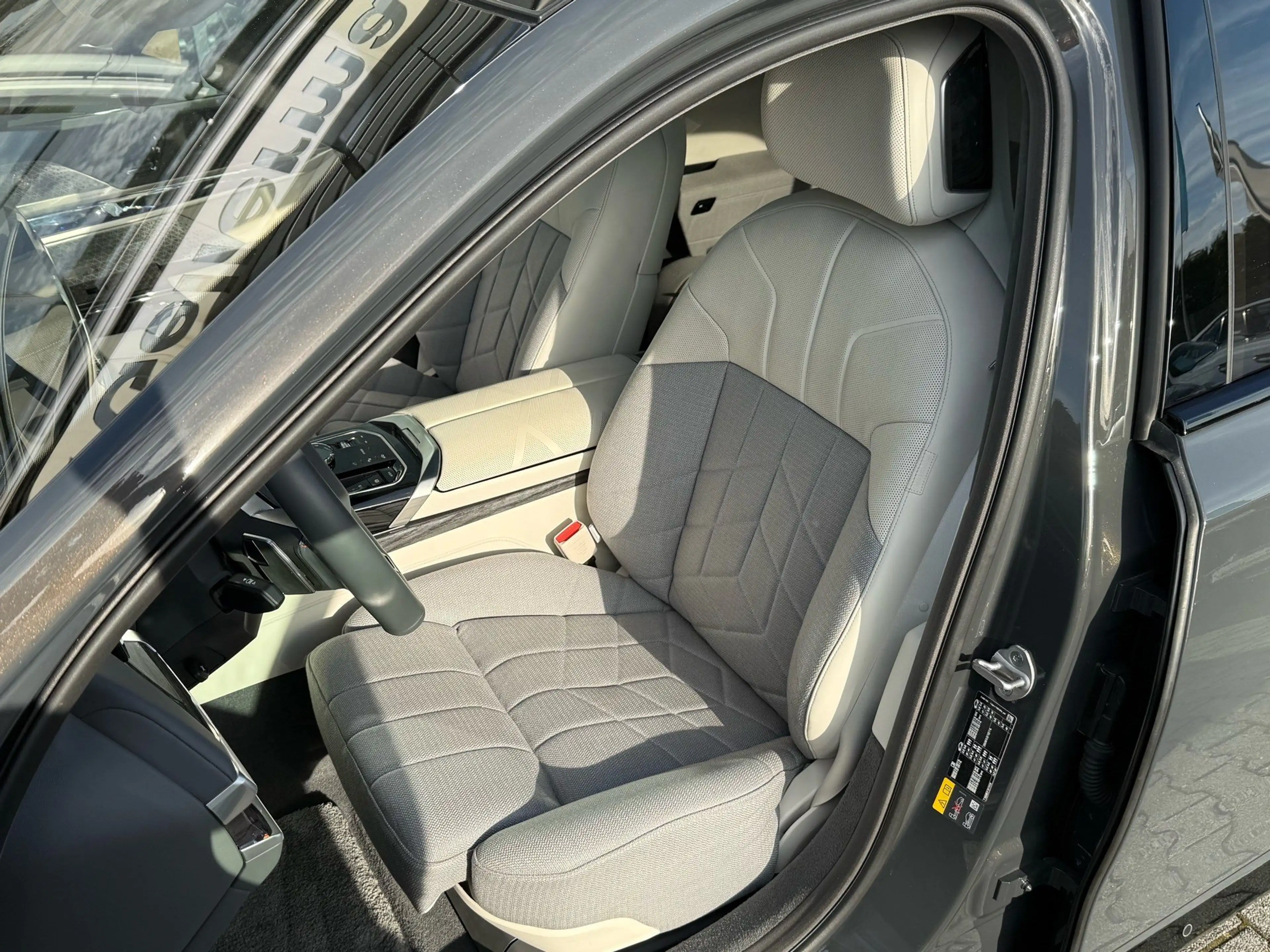 BMW i7 M70 xDrive M Sport //ExecutiveLoungeSeating B&W — photo 10
