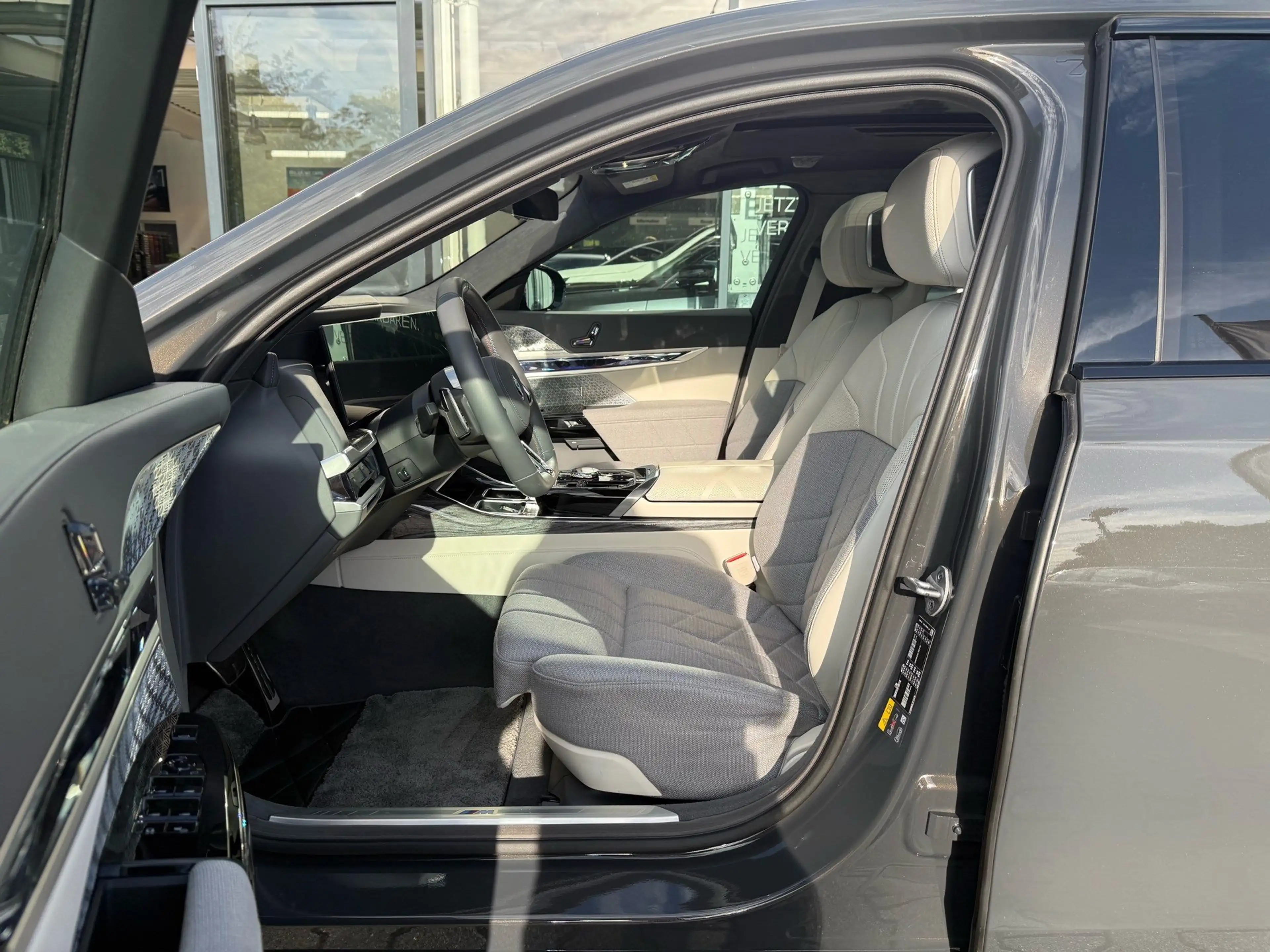BMW i7 M70 xDrive M Sport //ExecutiveLoungeSeating B&W — photo 8