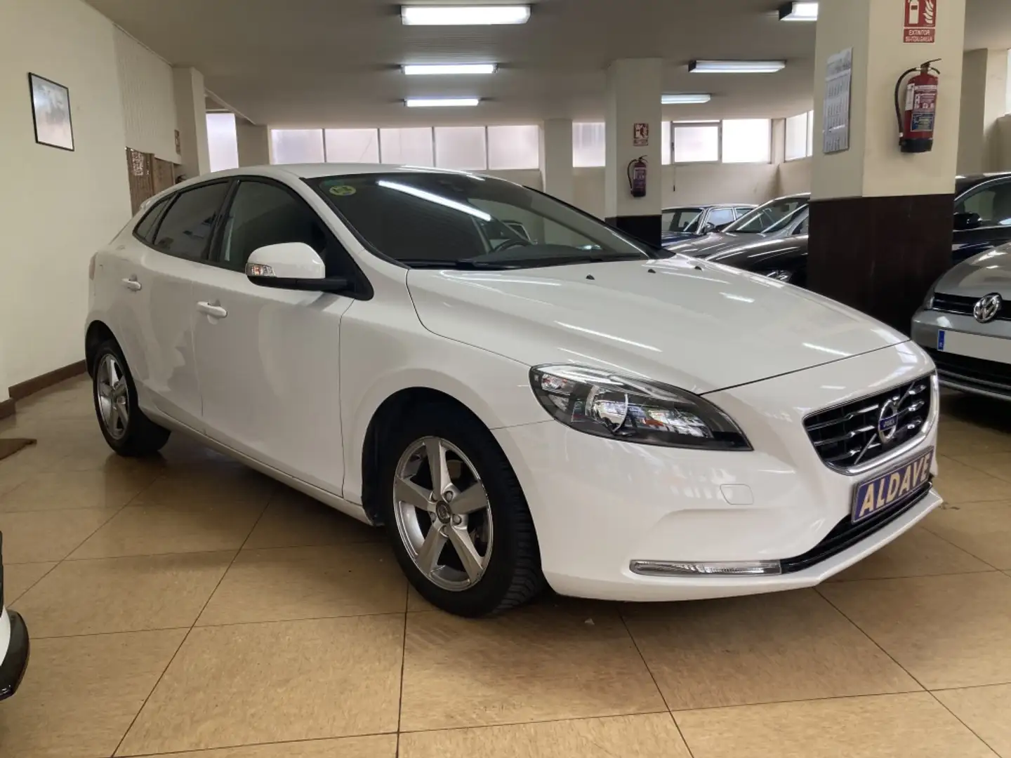 Volvo V40 D2 Kinetic 115 Blanc - 2