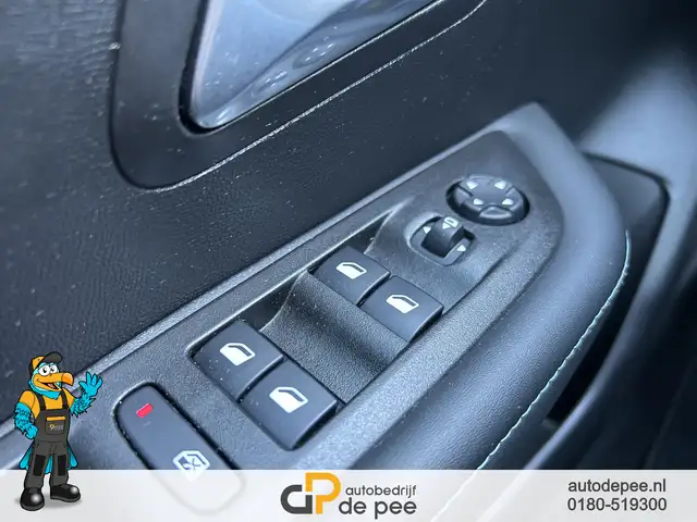 Peugeot E-208 view 12