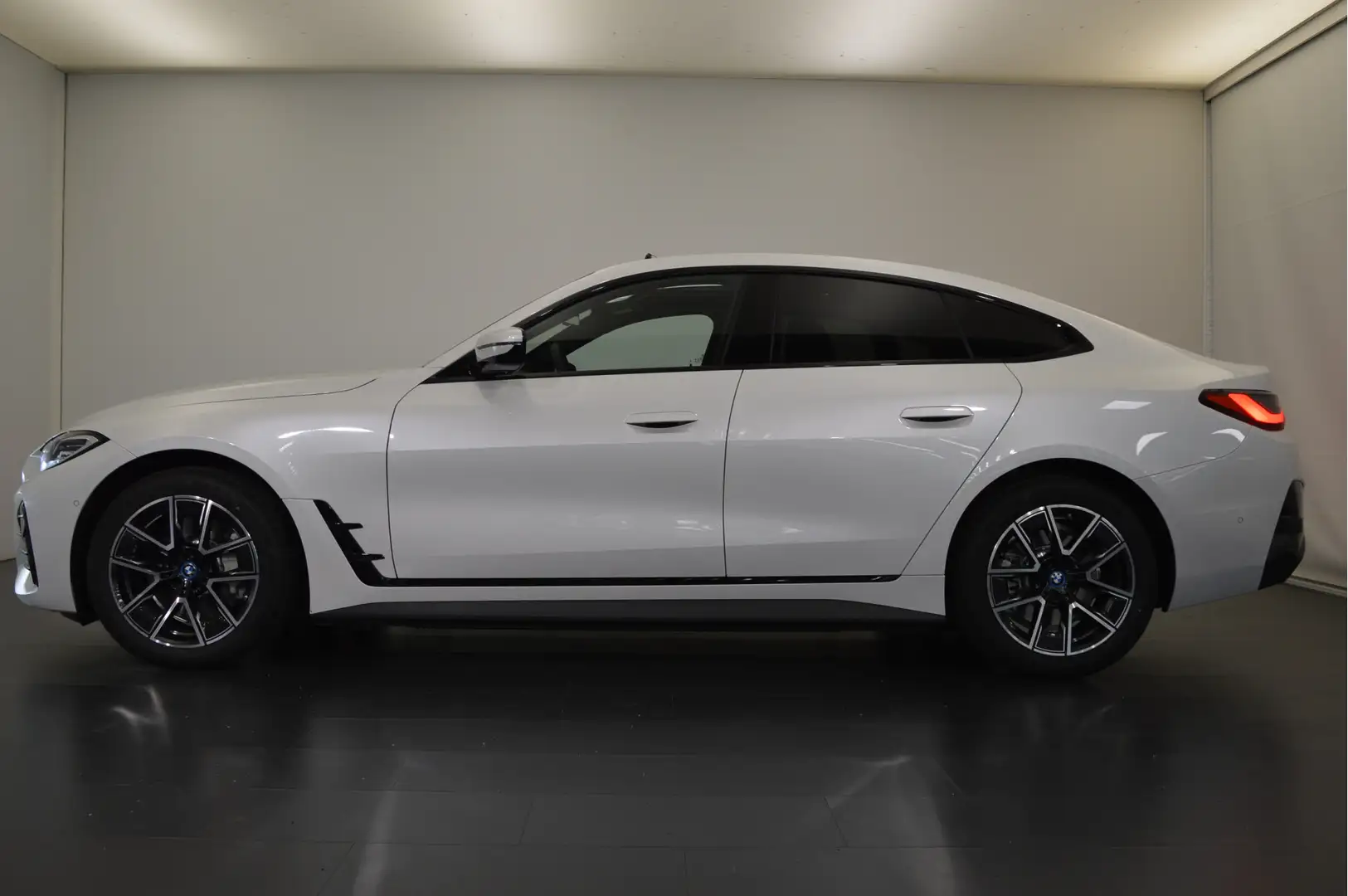BMW i4 eDrive35 M Sport / Schuif-kanteldak / Active Cruis Wit - 2