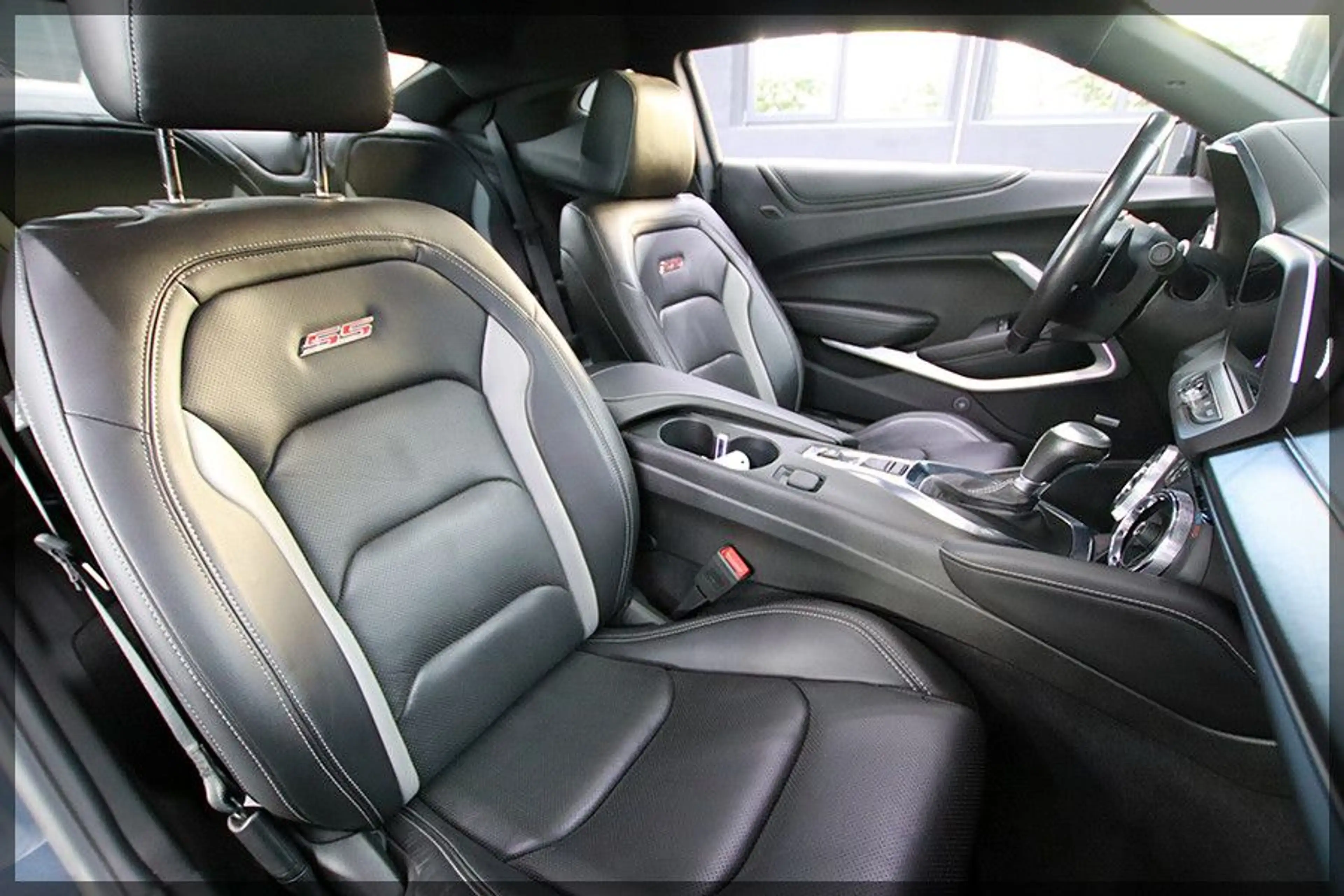 Chevrolet Camaro 6.2 V8 2SS PDC / CAM / CLEAN TITLE — photo 14