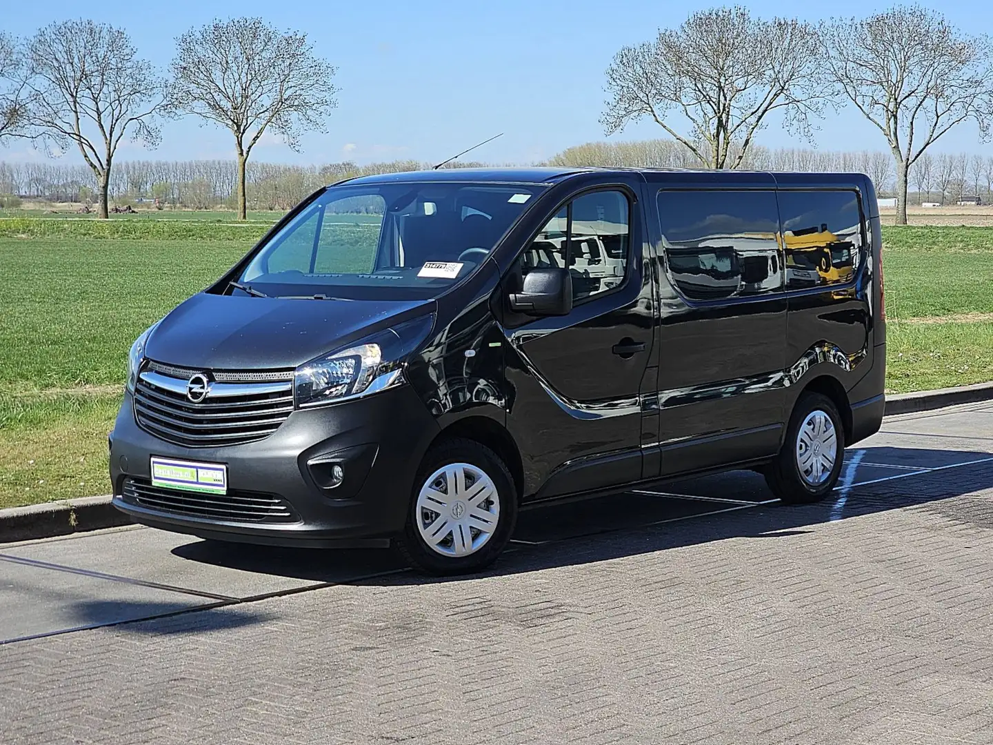 Opel Vivaro 1.6 L1H1 Navi Euro6! Zwart - 2