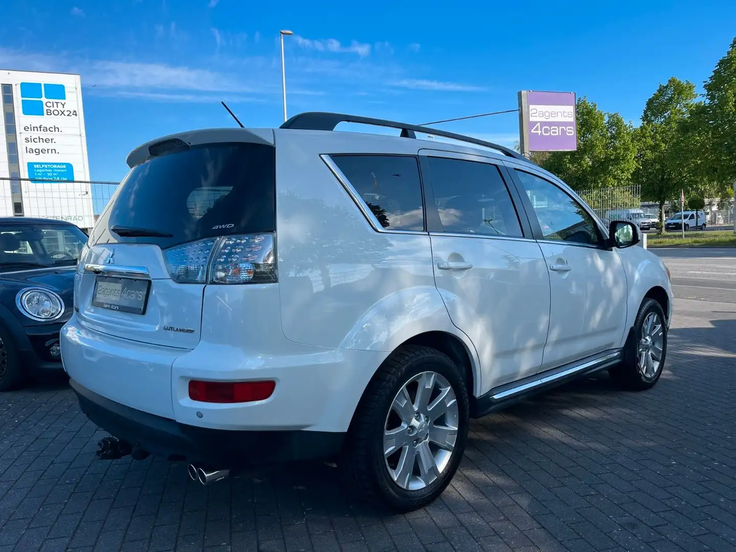 Mitsubishi Outlander Invite 4WD°7Sitze°Xenon°Garantie°AHK° Weiß - 2