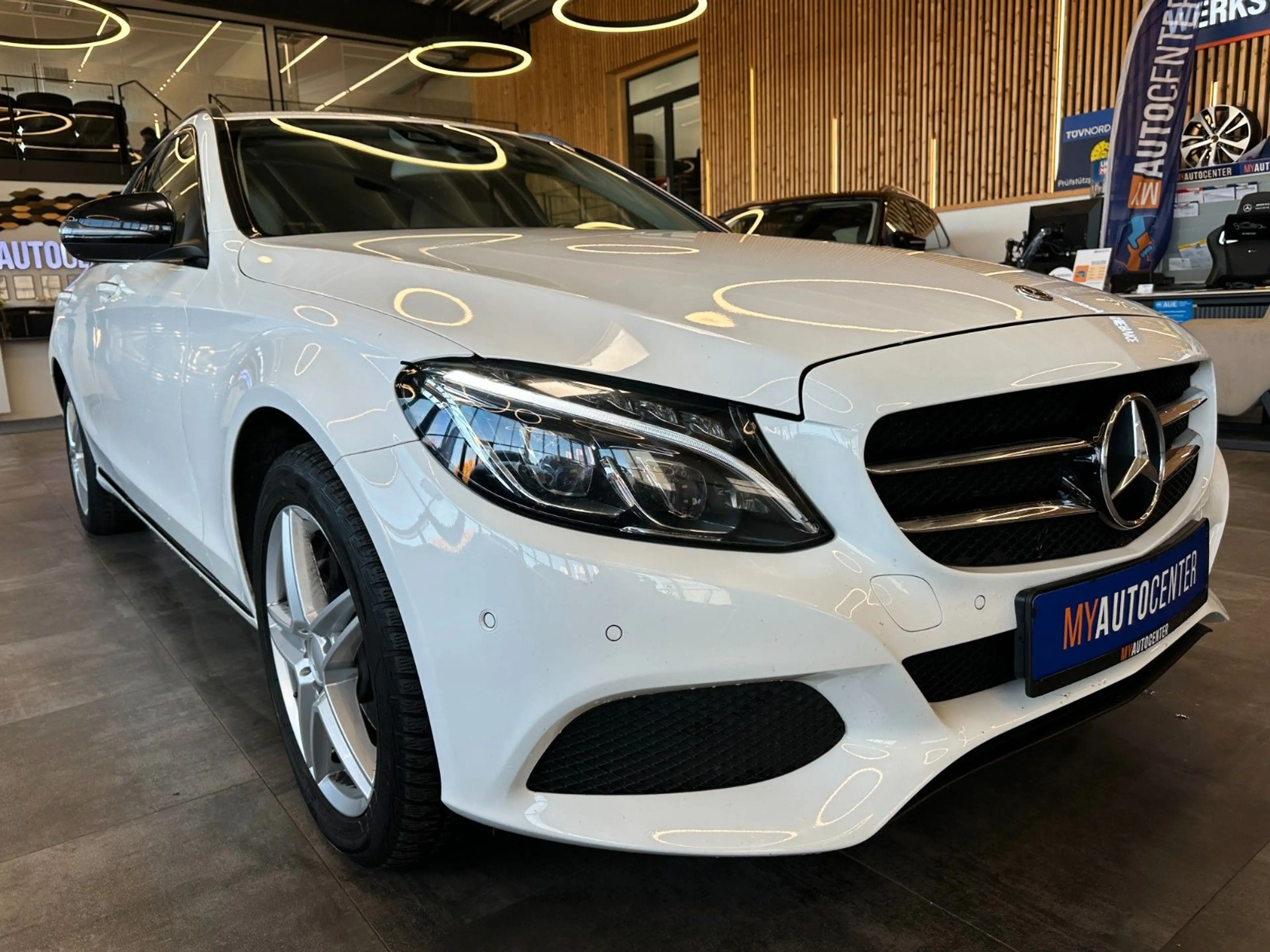 Mercedes-Benz C 220 *KEYLESS*BURMESTER*TEMPO*NAV*LED*PDC* — photo 3