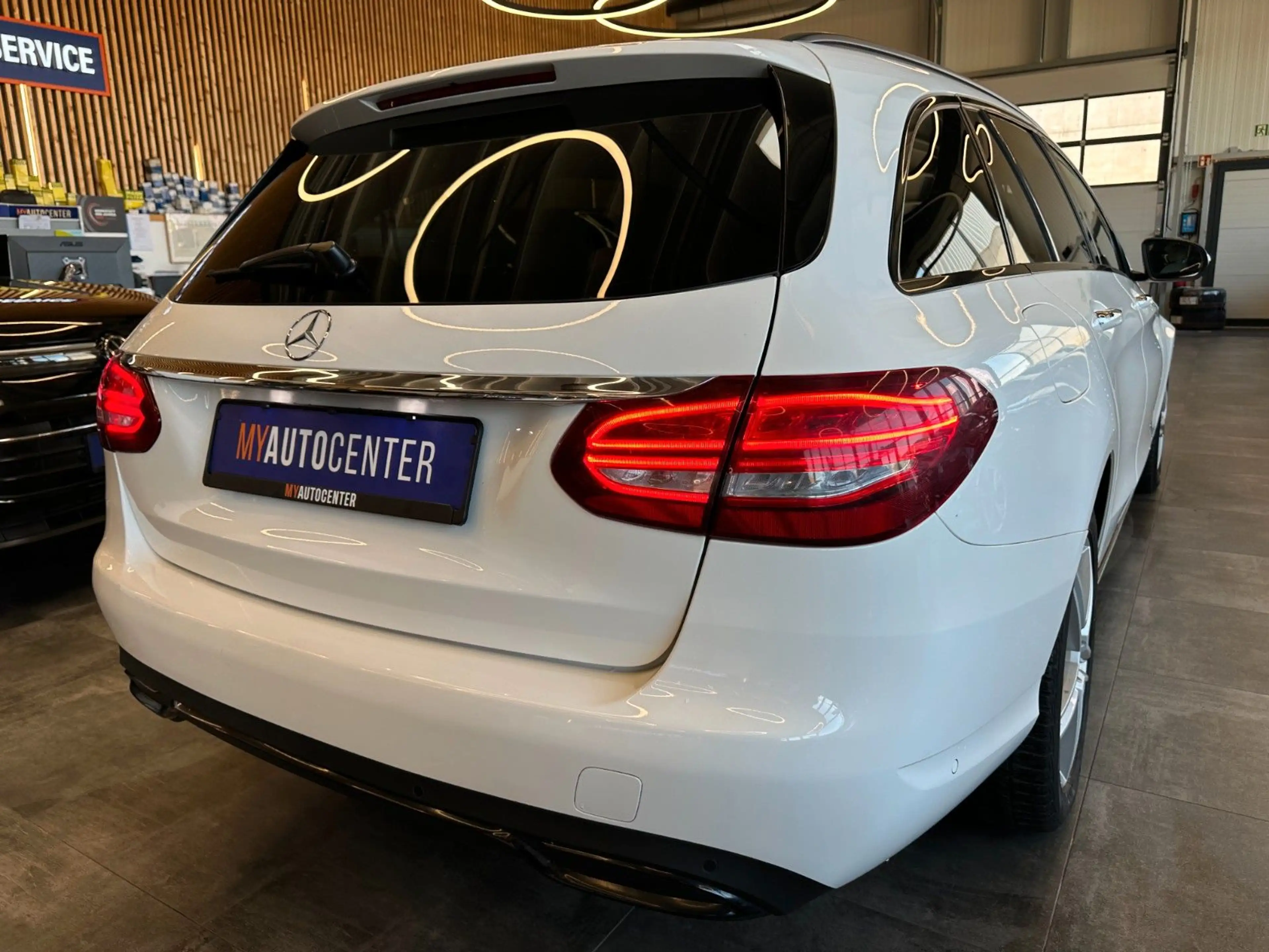 Mercedes-Benz C 220 *KEYLESS*BURMESTER*TEMPO*NAV*LED*PDC* — photo 2
