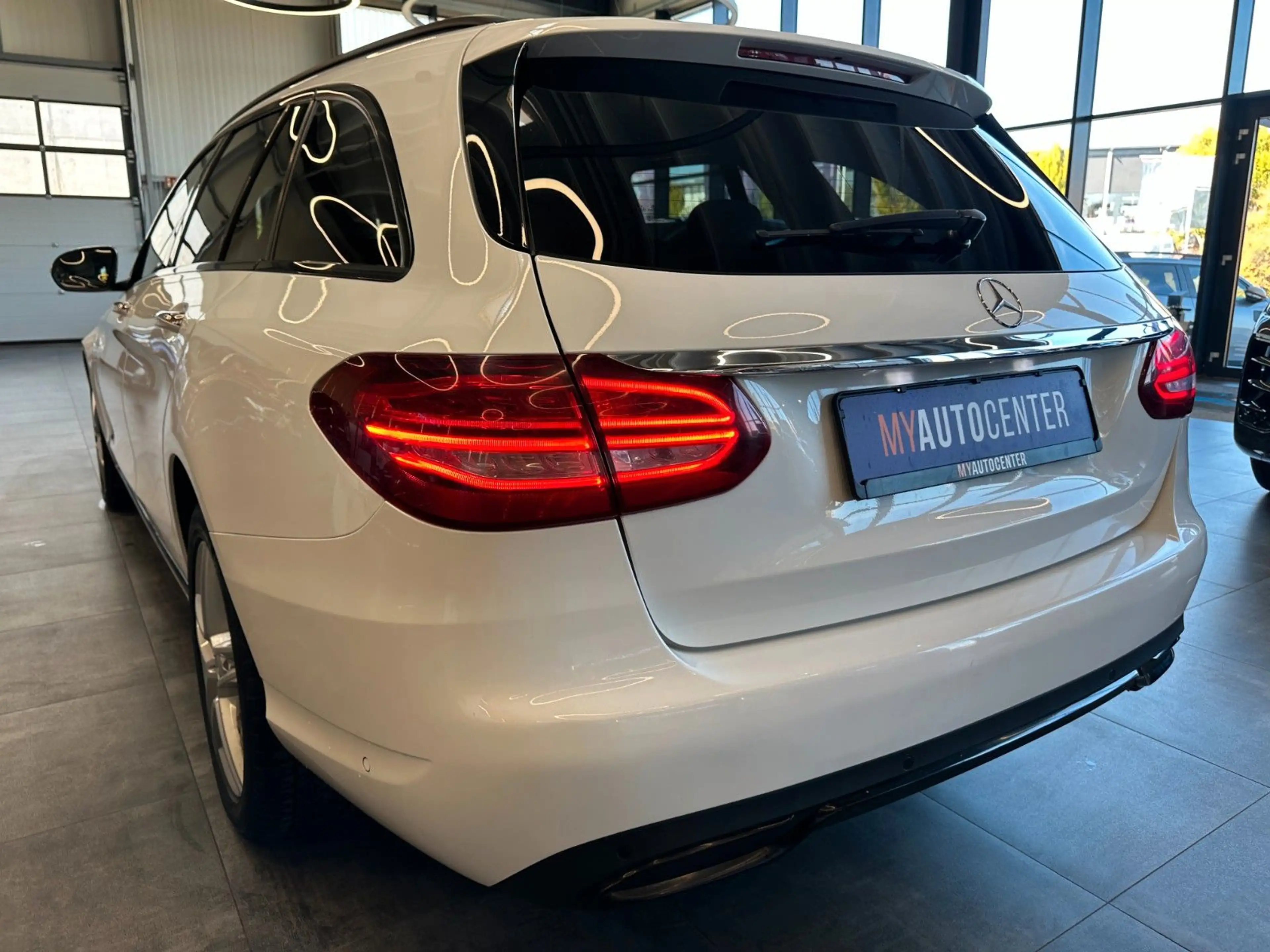 Mercedes-Benz C 220 *KEYLESS*BURMESTER*TEMPO*NAV*LED*PDC* — photo 5