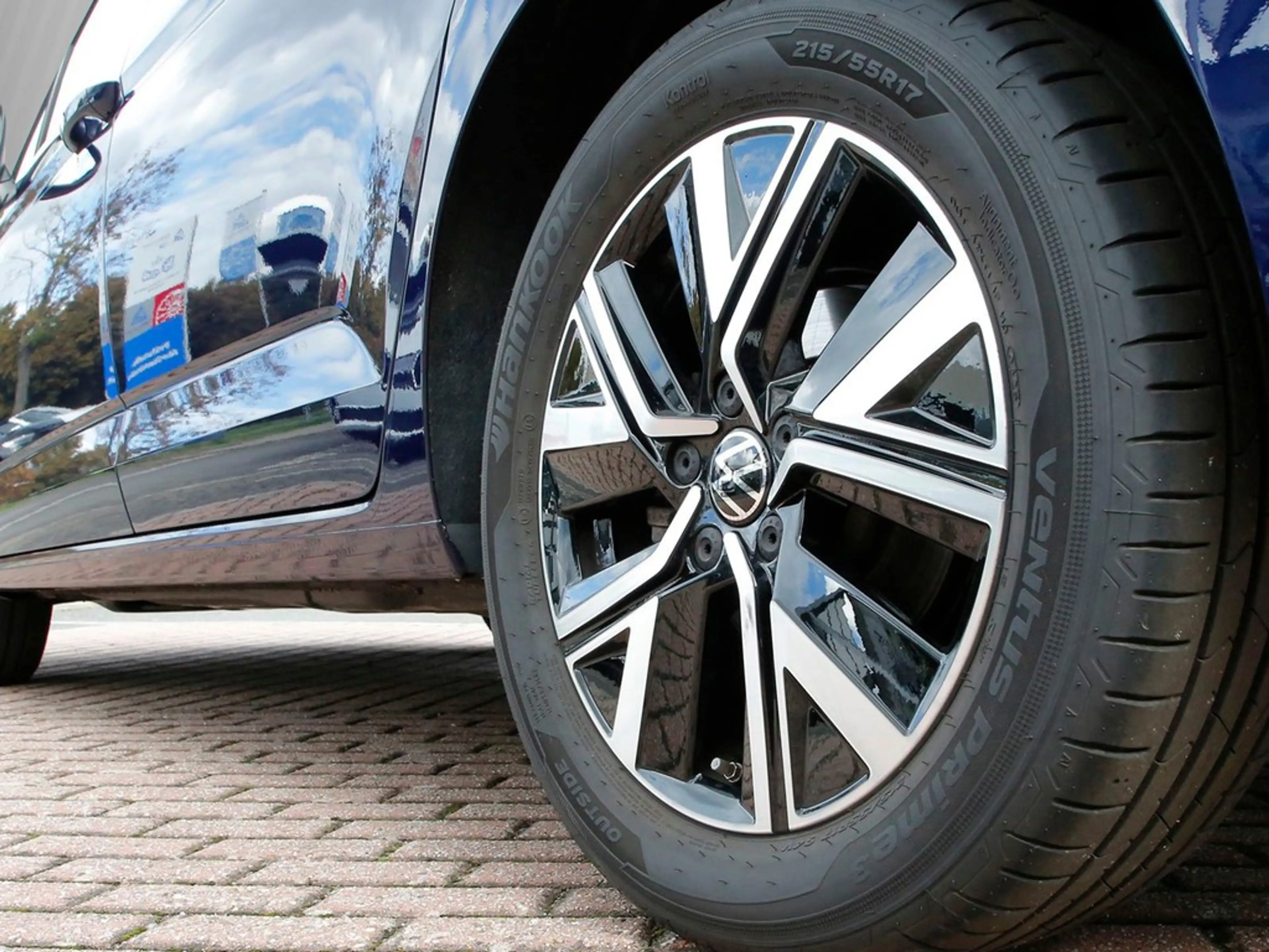 Volkswagen Touran 2.0 TDI DSG Highline 17"ACC BMT LED SHZ — photo 6