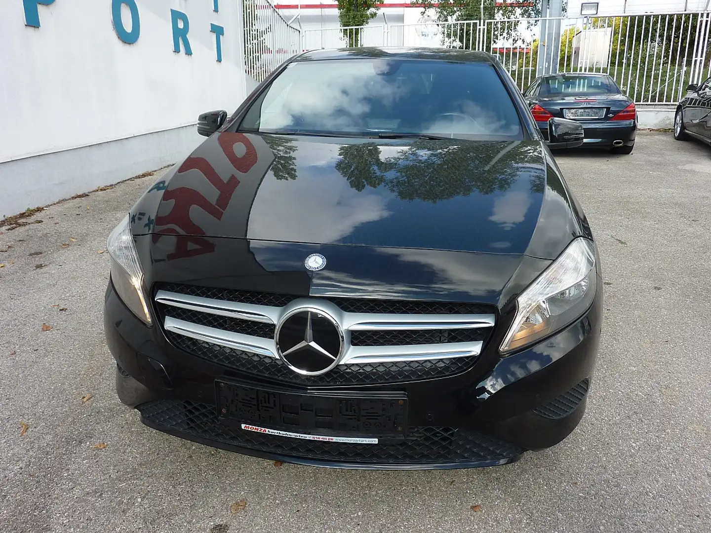 Mercedes-Benz A 180 BlueEfficiency Schwarz - 2