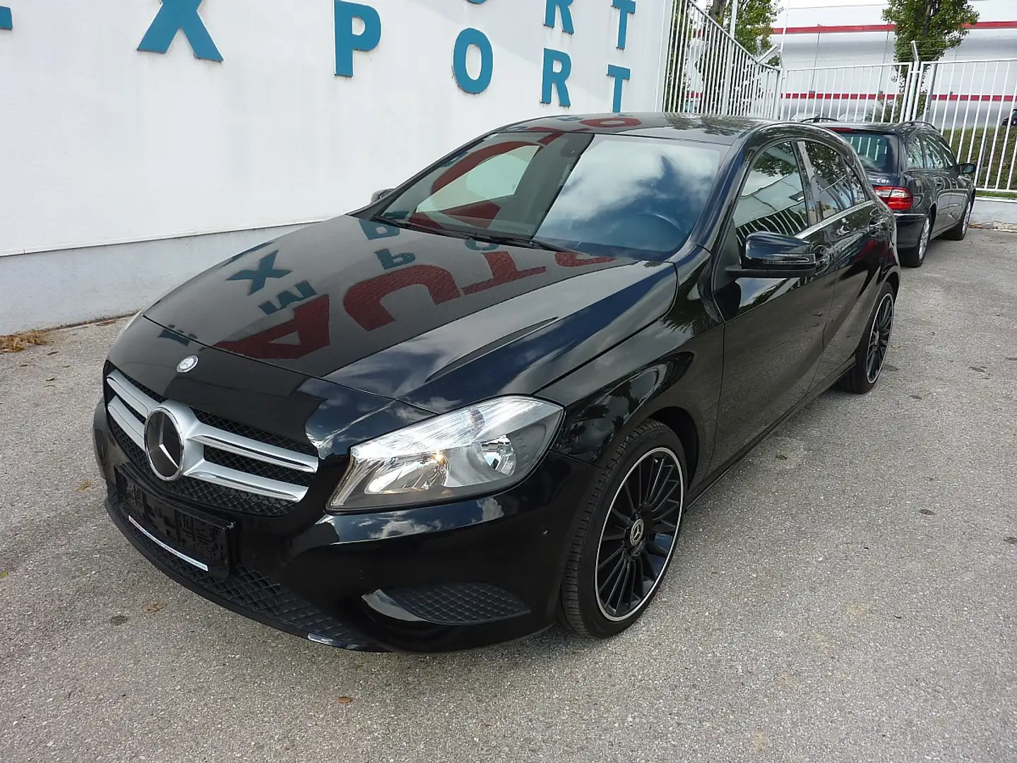 Mercedes-Benz A 180 BlueEfficiency Schwarz - 1