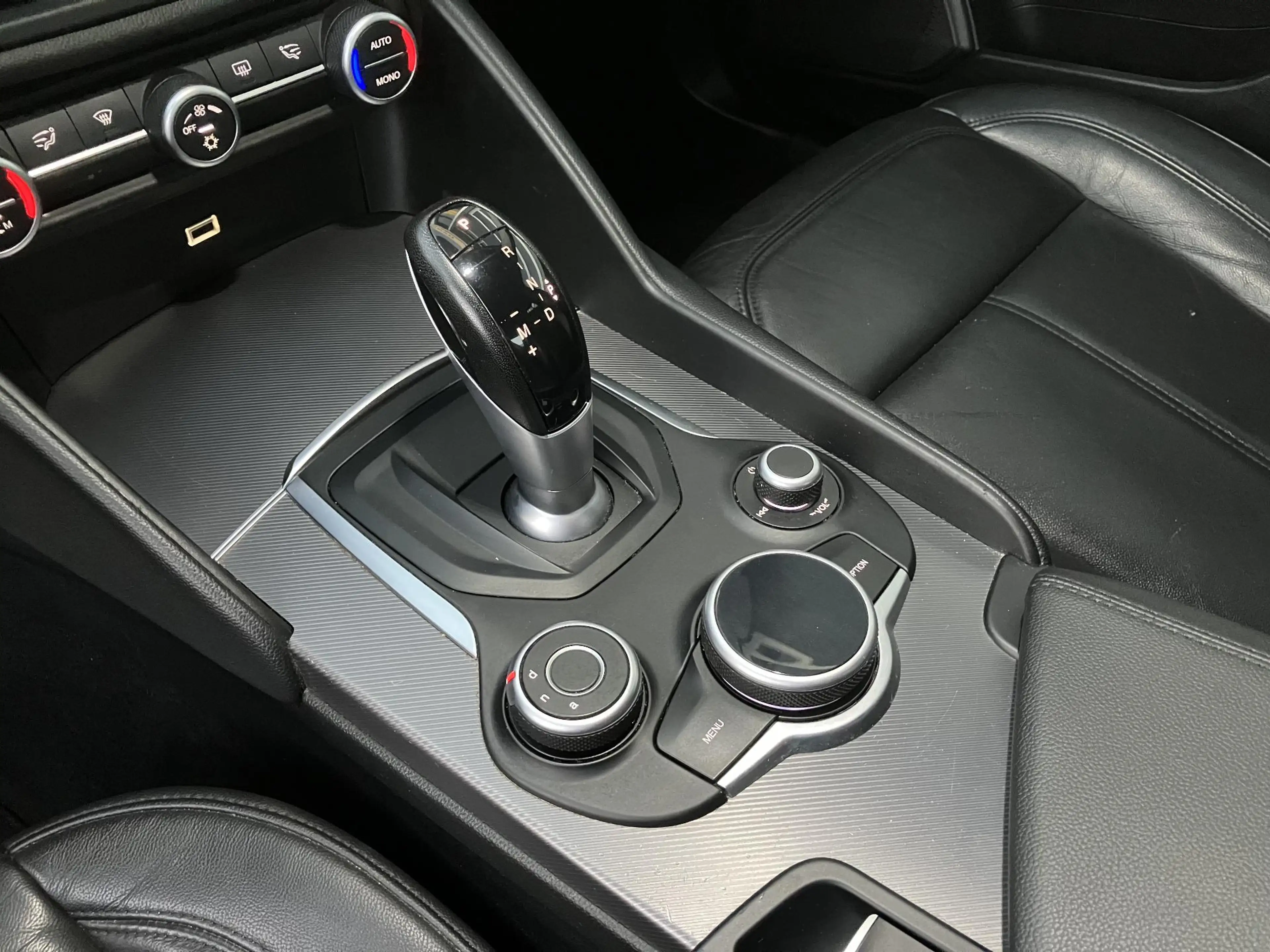 Alfa Romeo Giulia 2.0T Super — photo 28