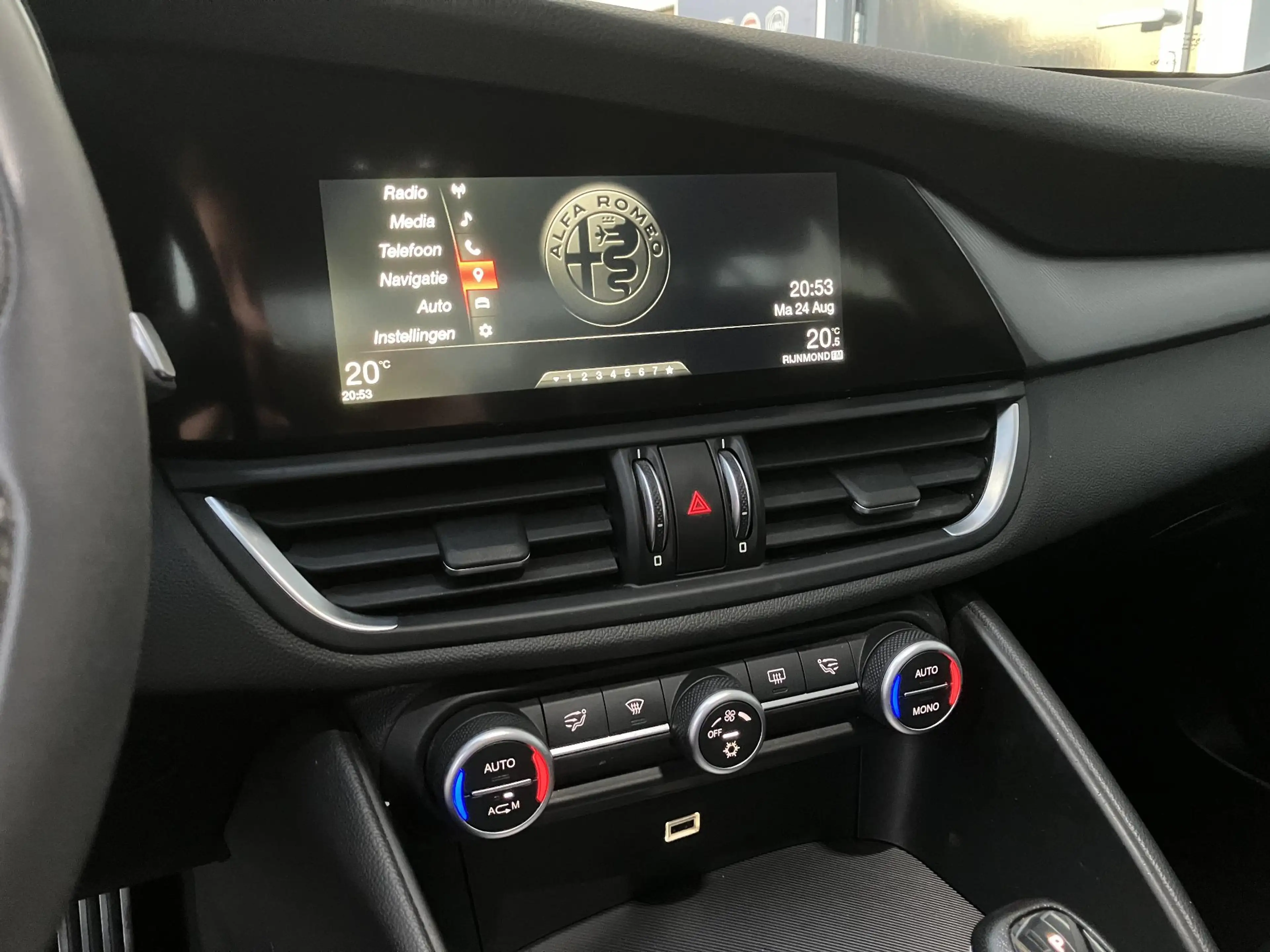 Alfa Romeo Giulia 2.0T Super — photo 29