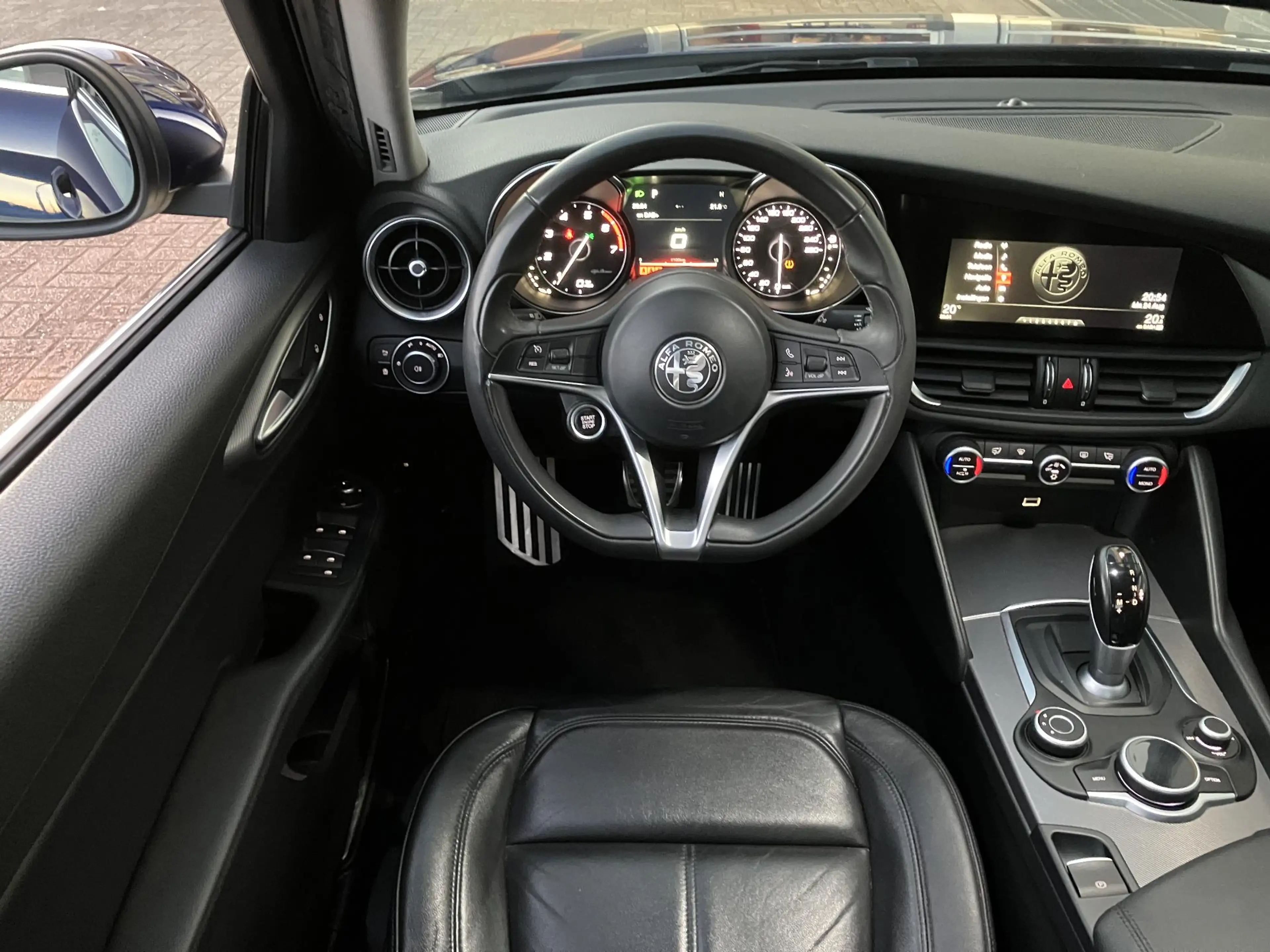 Alfa Romeo Giulia 2.0T Super — photo 32