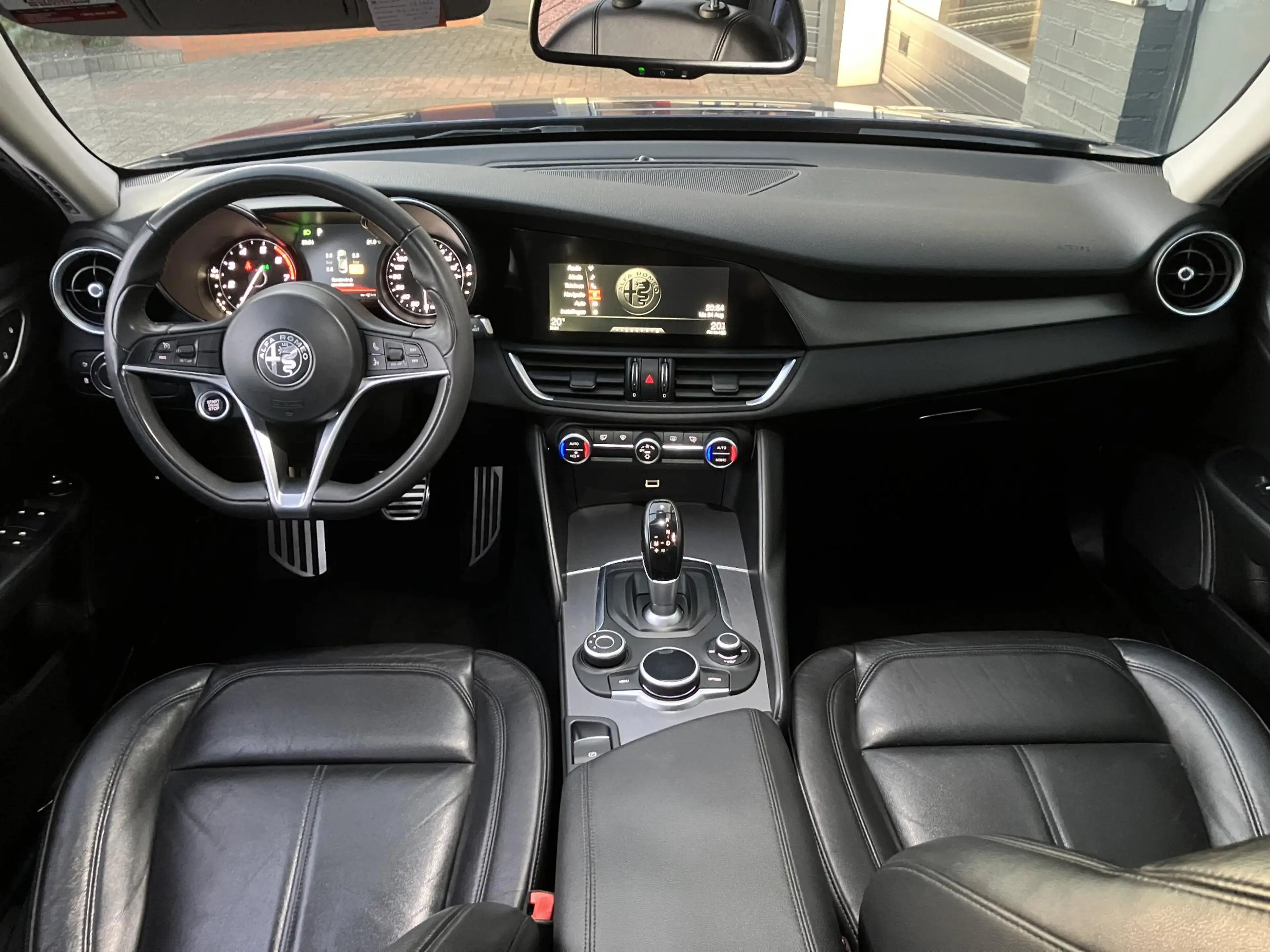 Alfa Romeo Giulia 2.0T Super — photo 31