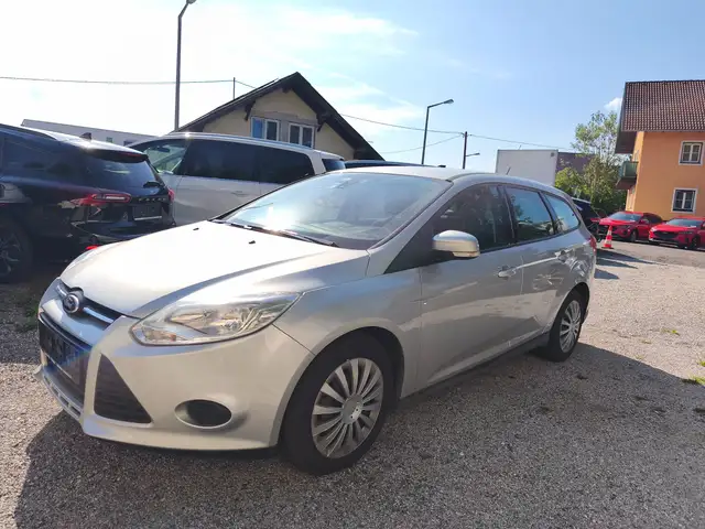 Ford Focus view 3