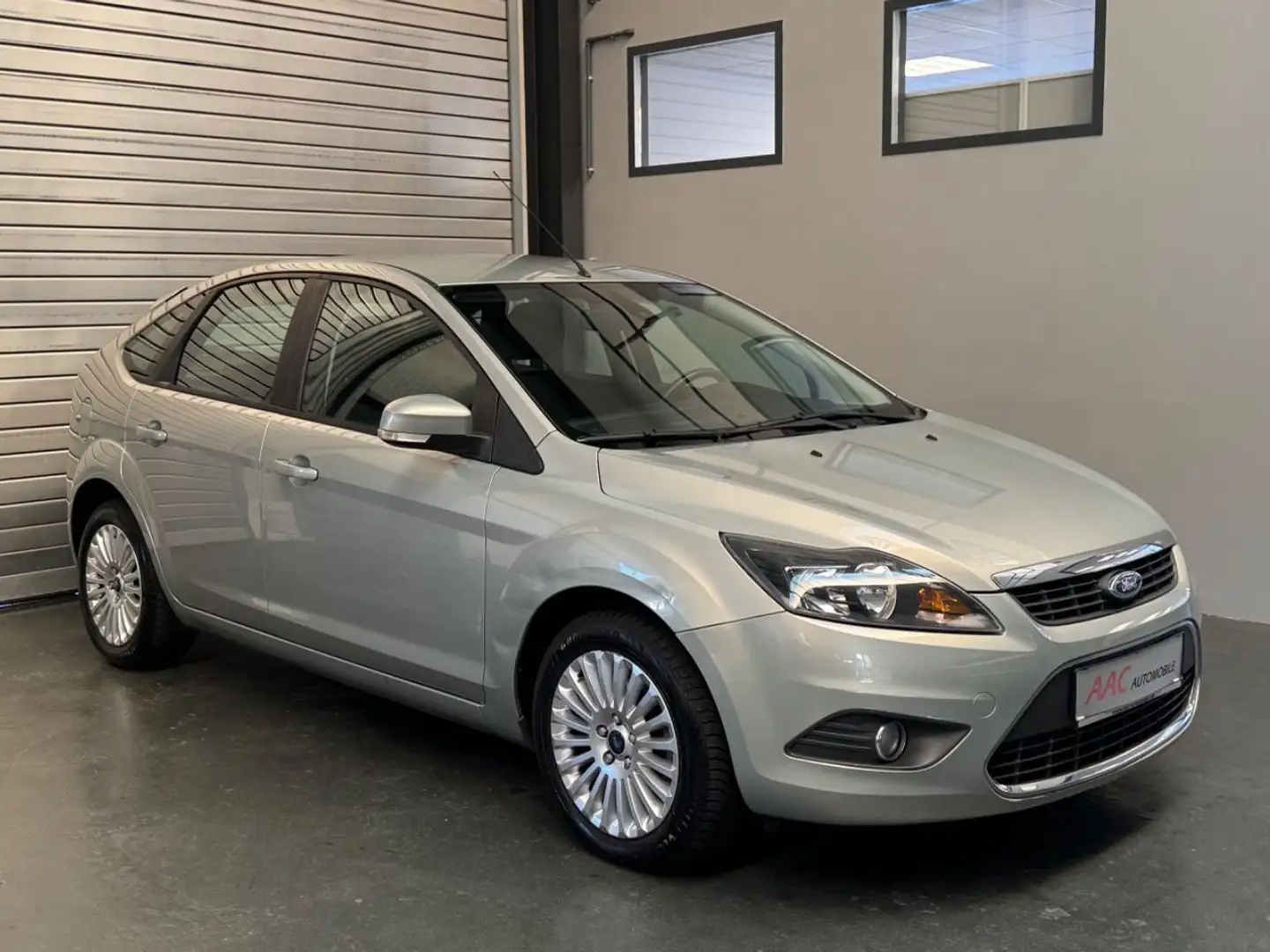 Ford Focus Lim. Titanium/1.Hand/Sitzheiz./AHK/42.000 Grau - 1