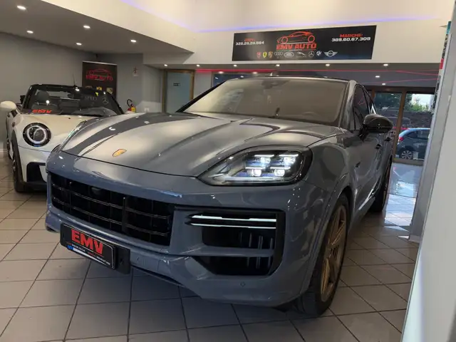 Porsche Cayenne view 3