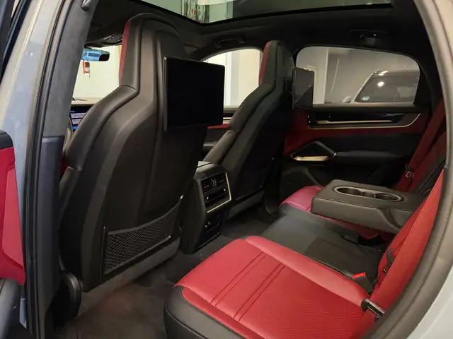 Porsche Cayenne view 11