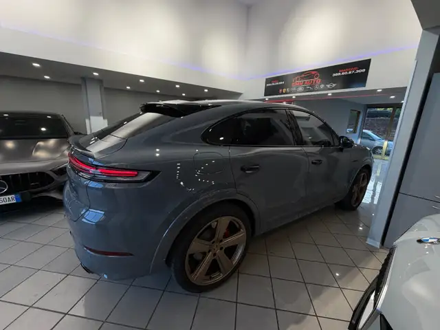 Porsche Cayenne view 13