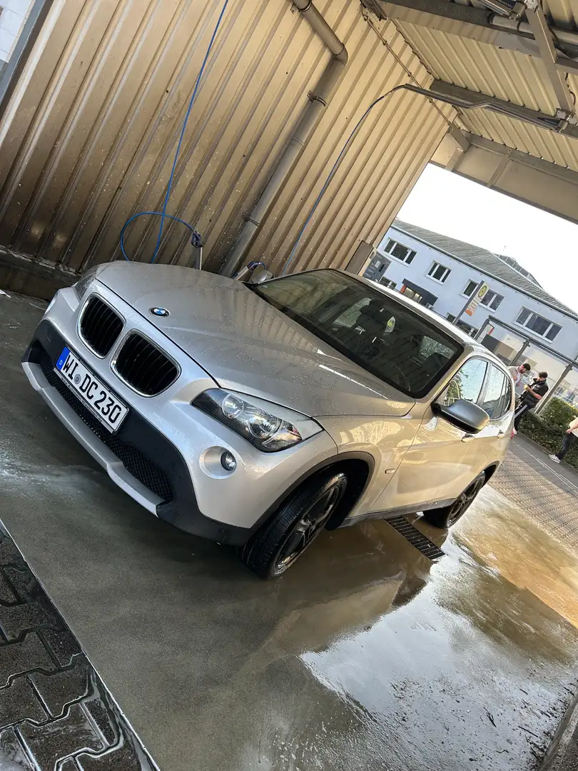 BMW X1 18 i sDrive Grau - 2