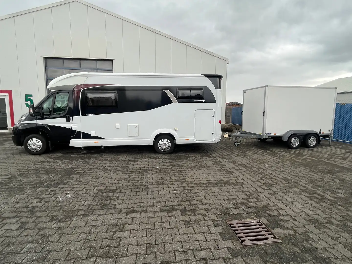 Caravans-Wohnm Hobby Optima De Luxe T65 GE inkl. Anhänger crna - 2