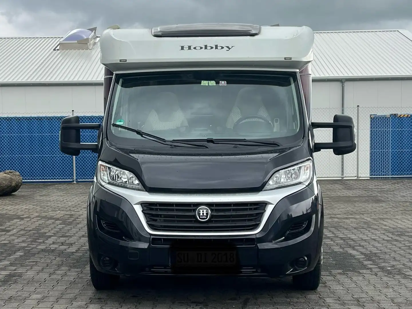Caravans-Wohnm Hobby Optima De Luxe T65 GE inkl. Anhänger Black - 1