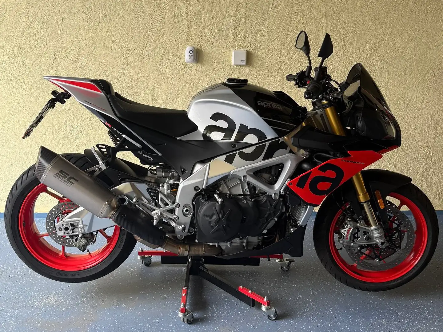 Aprilia Tuono V4 1100 Factory - 1