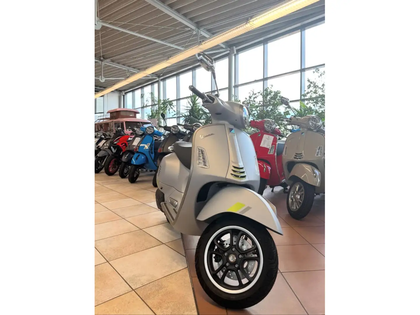Vespa GTS Super Tech 125 - 2