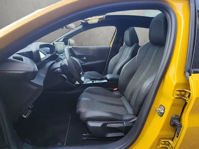 Peugeot 208 view 9
