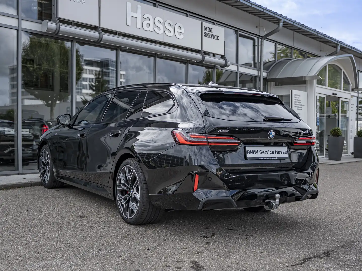 BMW 520 d  xDr Tour M-Sport Pro 20Z PANO AHK H/K DrAs+ Schwarz - 2