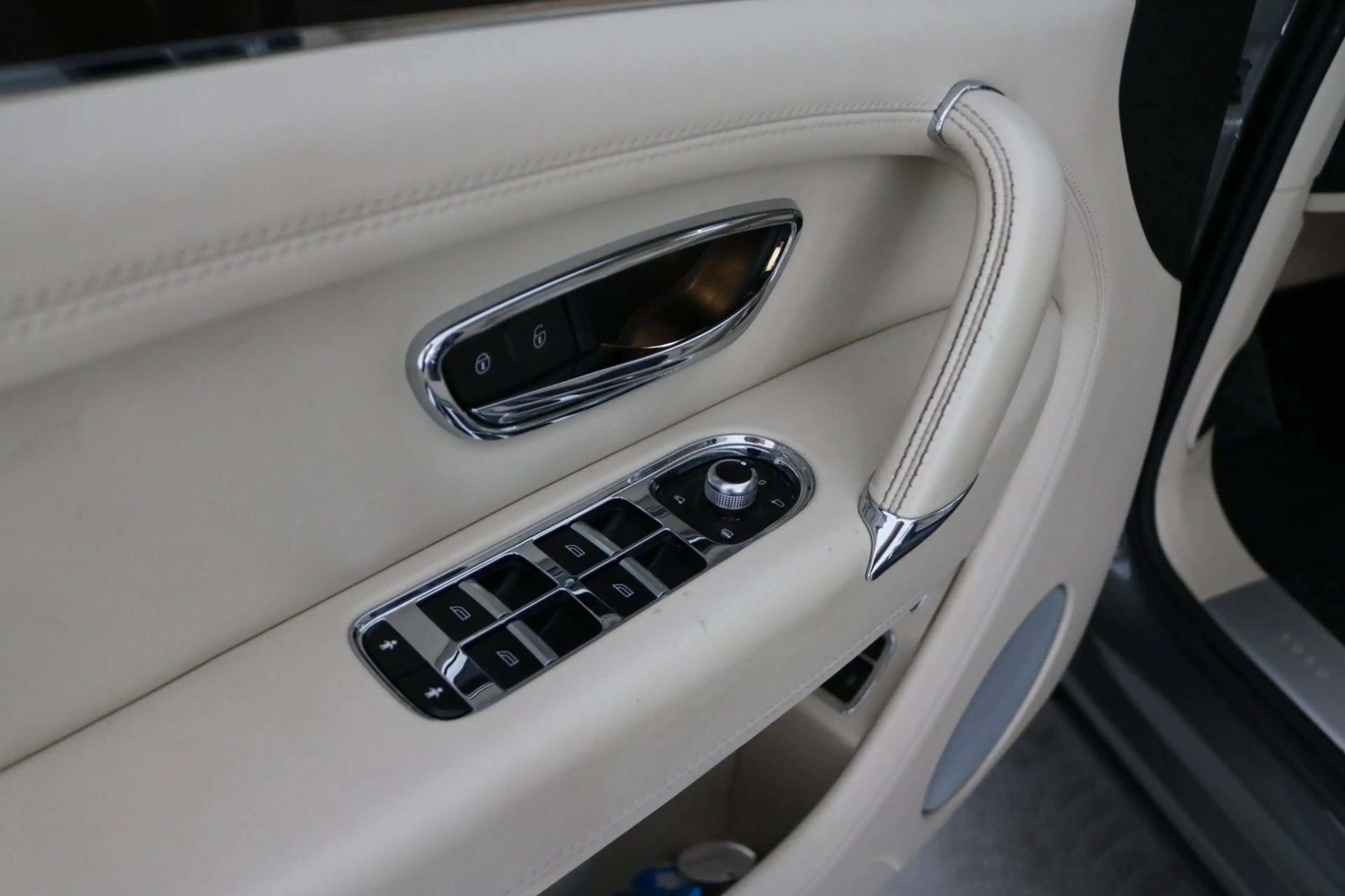 Bentley Bentayga 3.0 Hybrid 4WD Autom. — photo 12