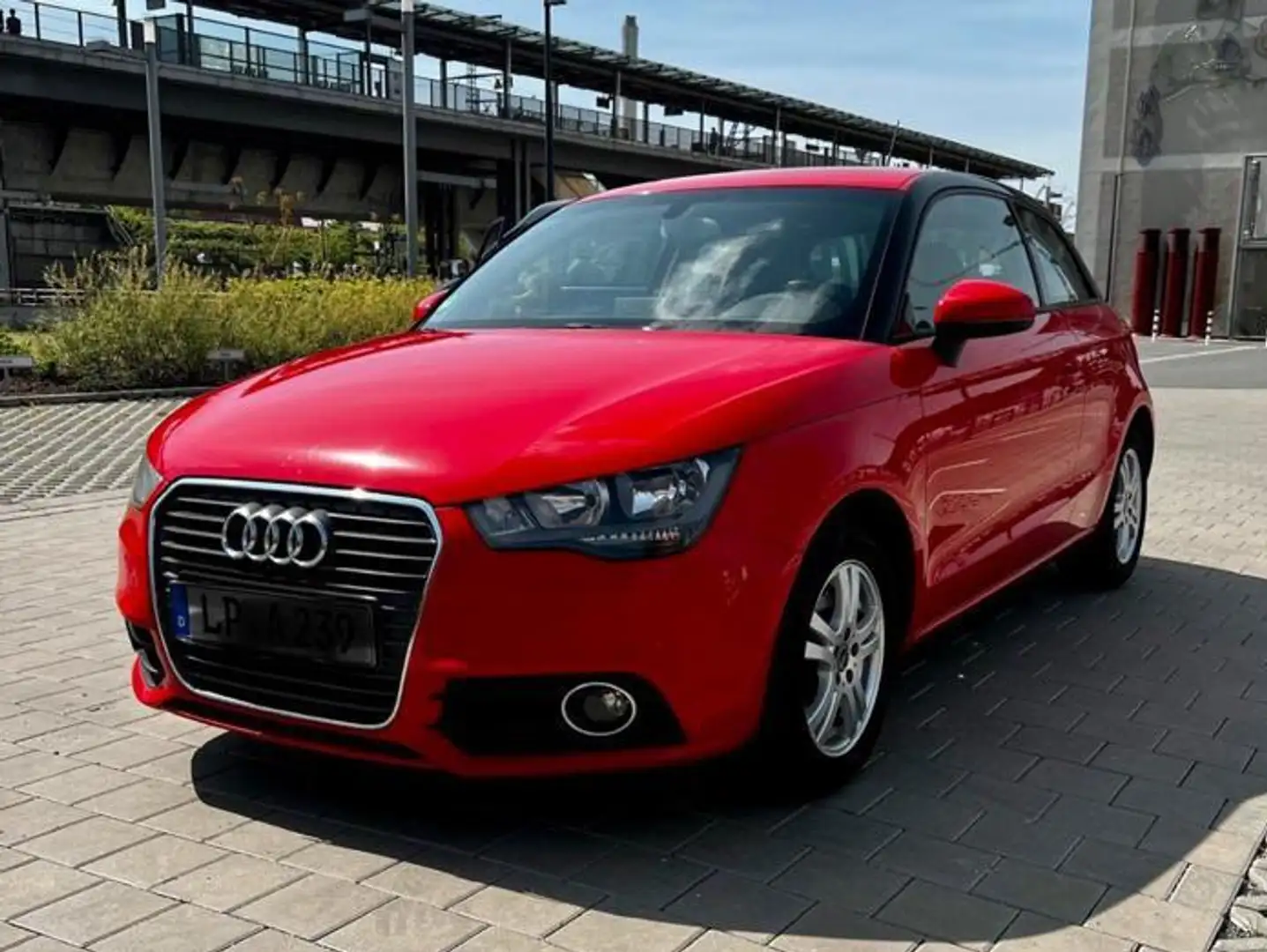 Audi A1 A1 1.6 TDI Attraction Rot - 1