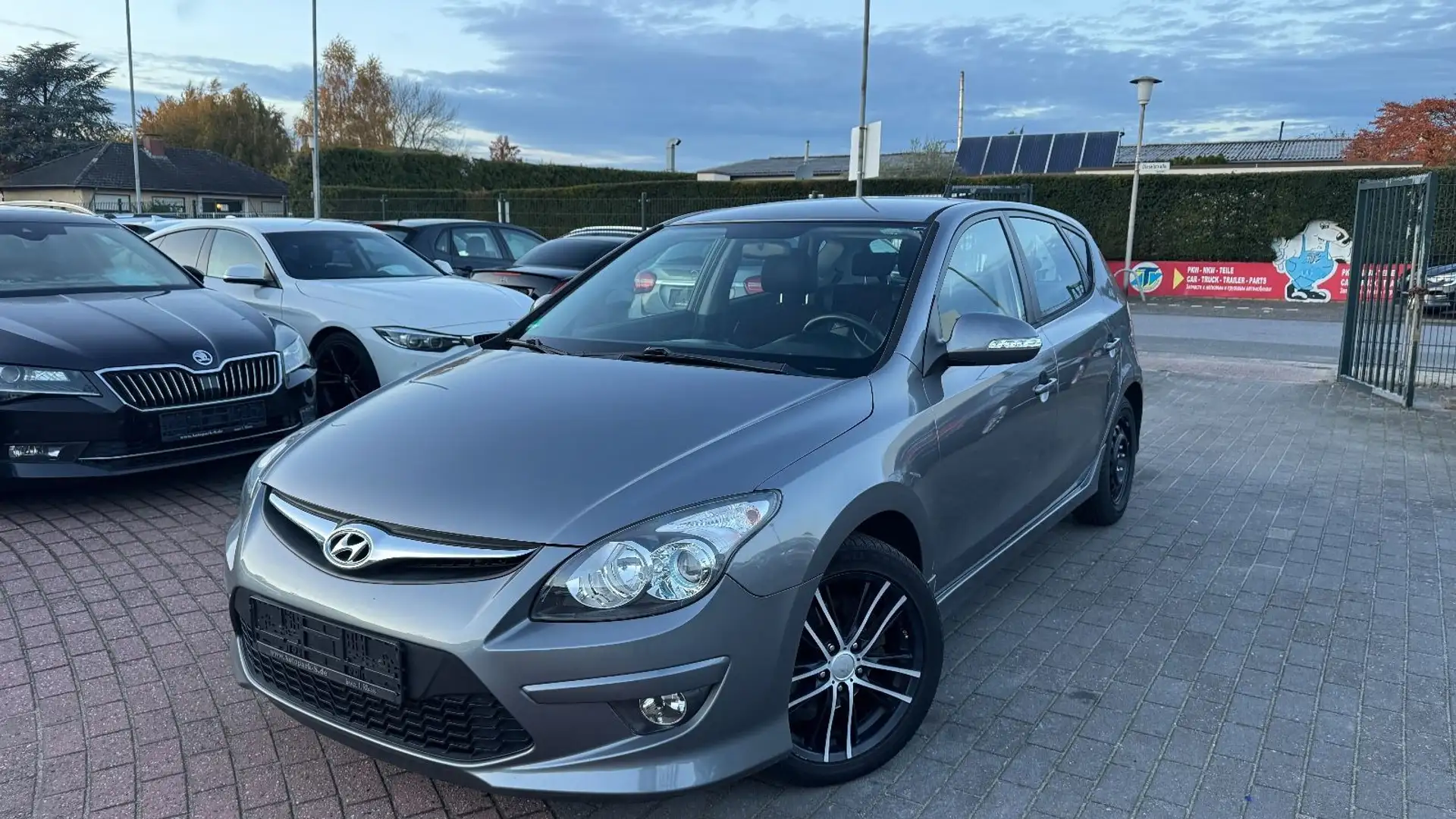 Hyundai i30 Classic 1.6 Lim. | KLIMA | EURO5 | SHZ Gris - 2